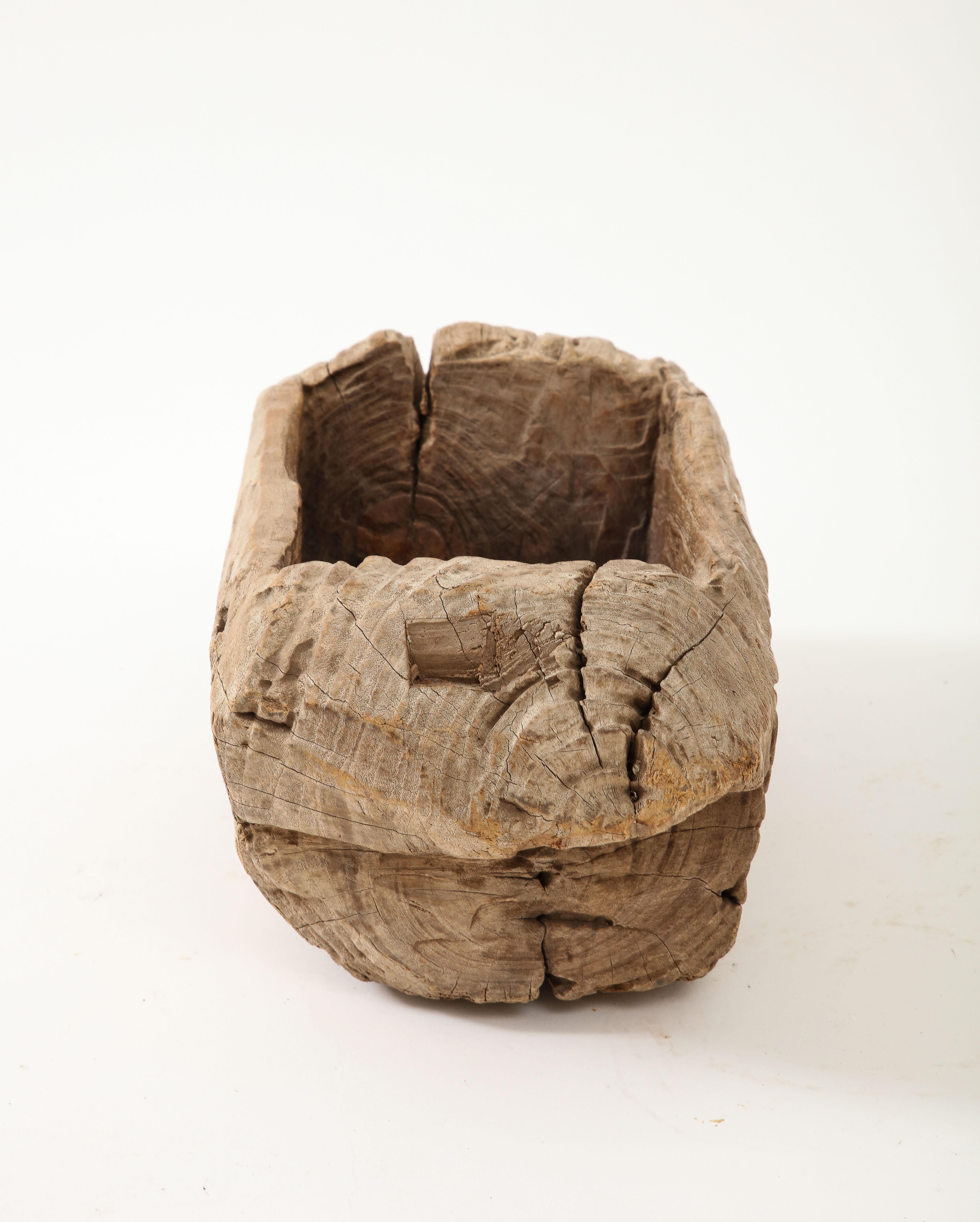 Bois Vase rustique en bois sculpté à la main, 20e siècle en vente