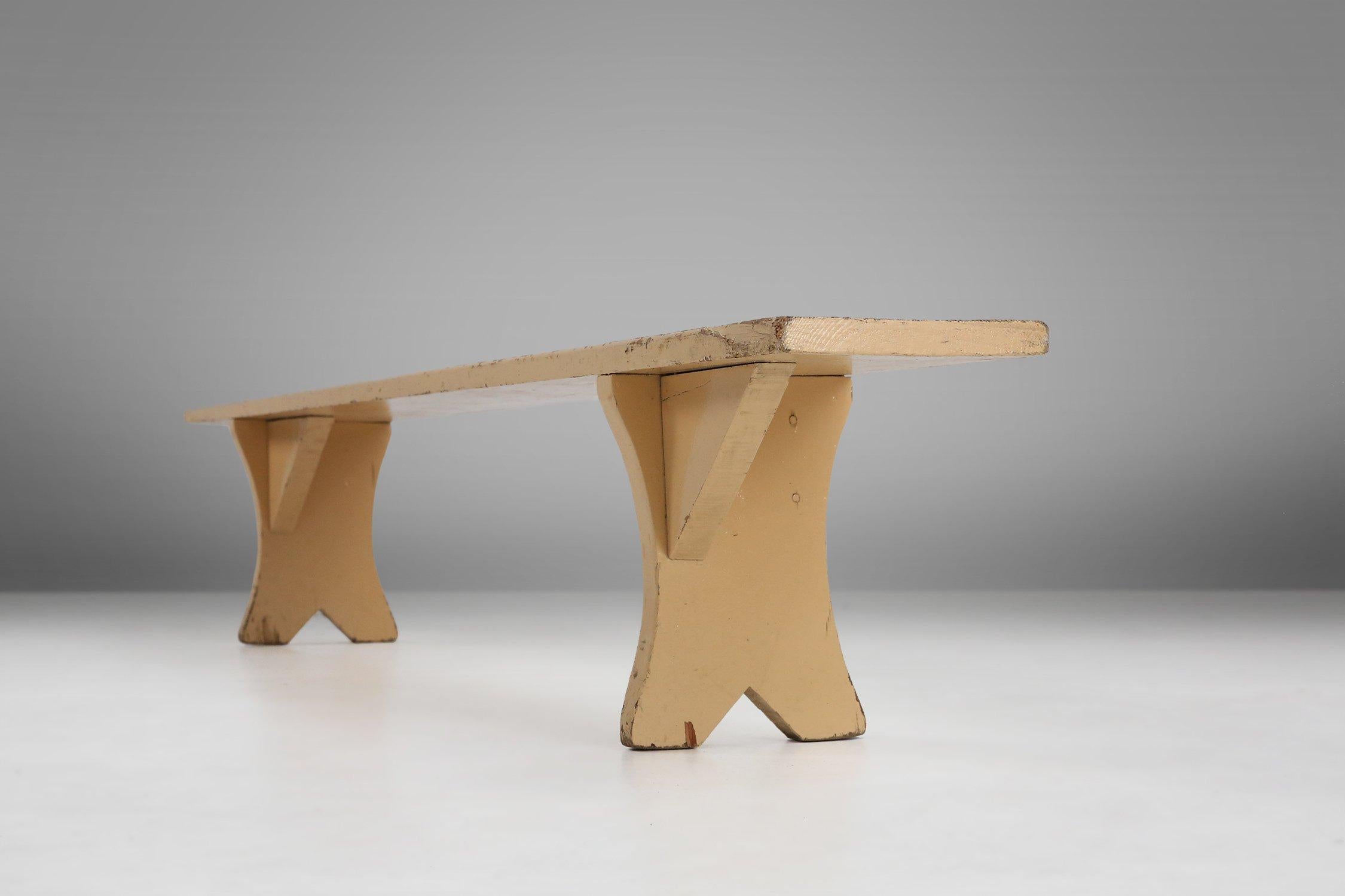 Rustique Banc rustique en bois beige fabriqué à la main, France, années 1900 en vente
