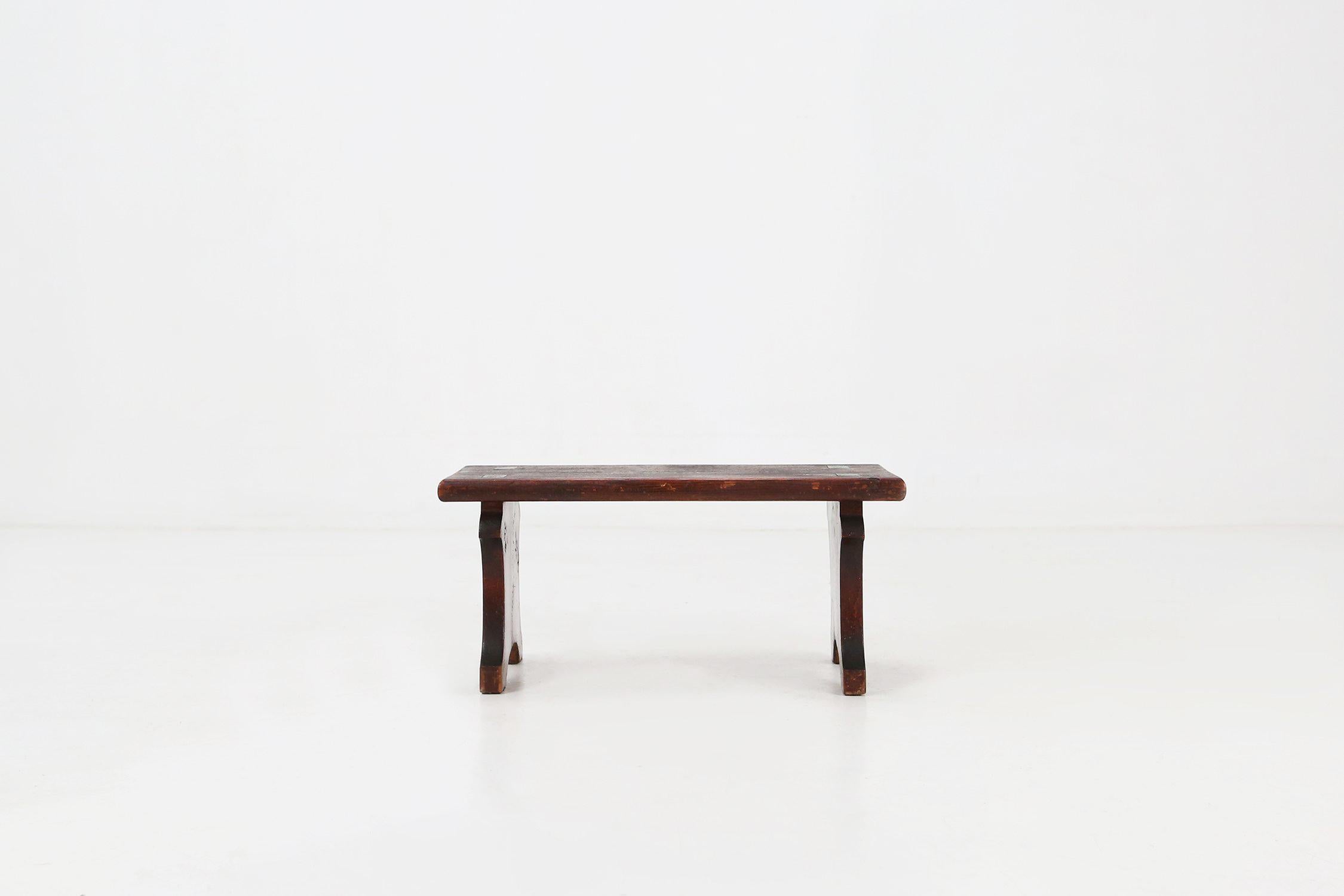 Frankreich / 1880 / Hocker / Holz / Rustikal / Mitte des Jahrhunderts / Französische Provence 

Eine rustikale Holzbank mit brauner Farbe und einer schönen altersbedingten Patina. Diese französische Bank hat schöne Details und Holzverbindungen.