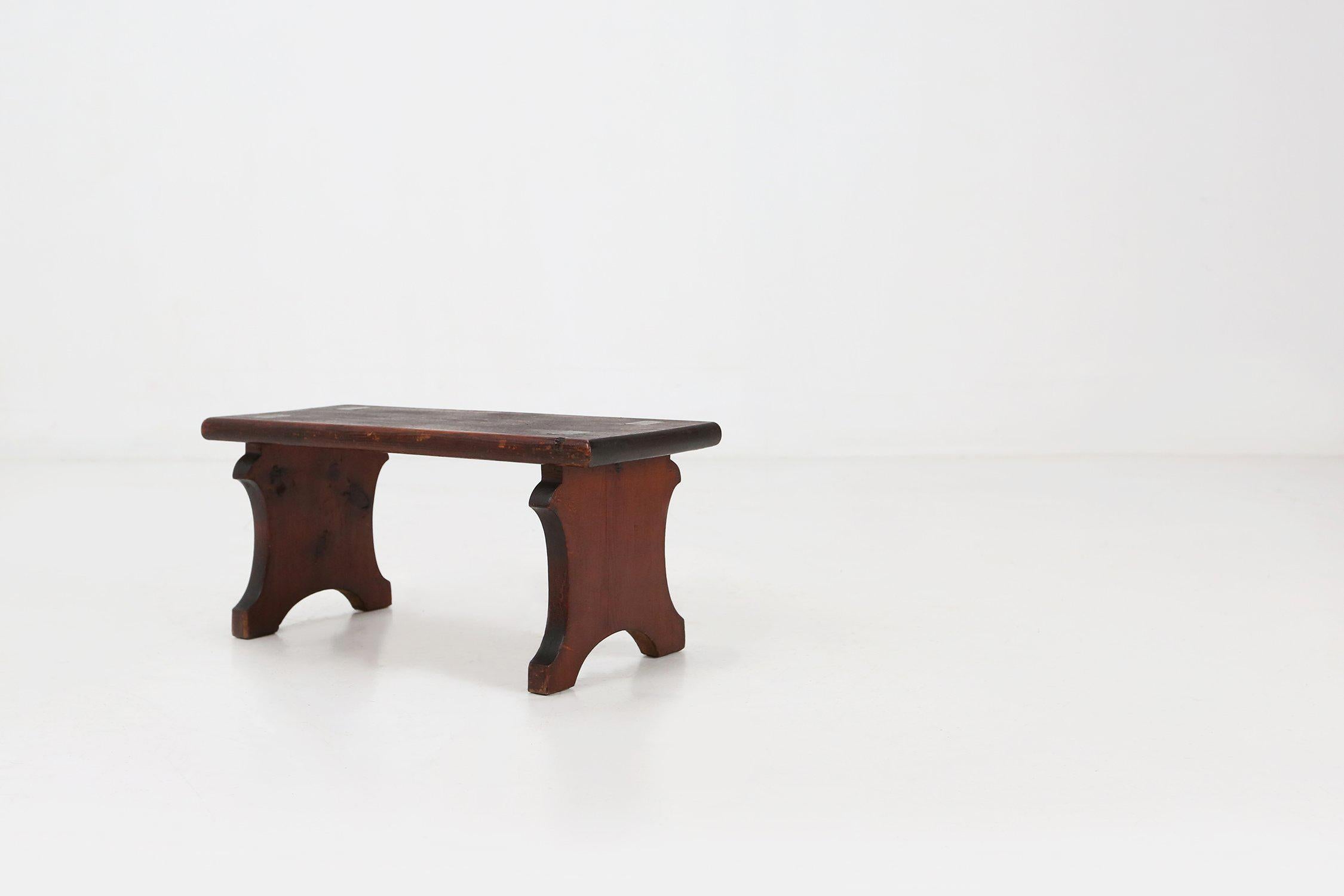 Rustikaler handgefertigter Holzhocker, Frankreich ca. 1880 (Handgeschnitzt) im Angebot