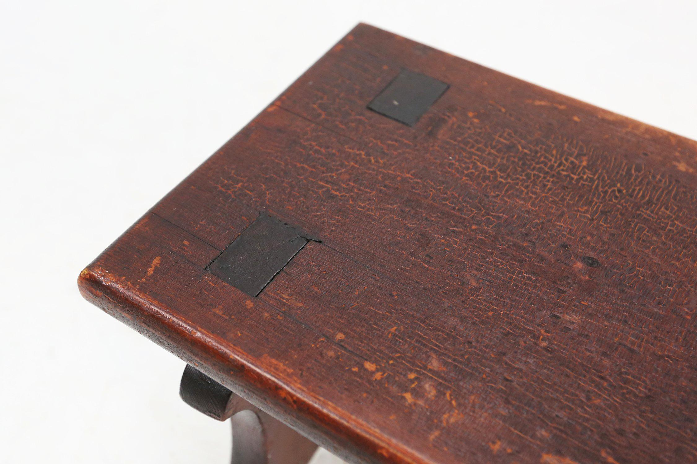 Rustikaler handgefertigter Holzhocker, Frankreich ca. 1880 im Zustand „Gut“ im Angebot in Meulebeke, BE