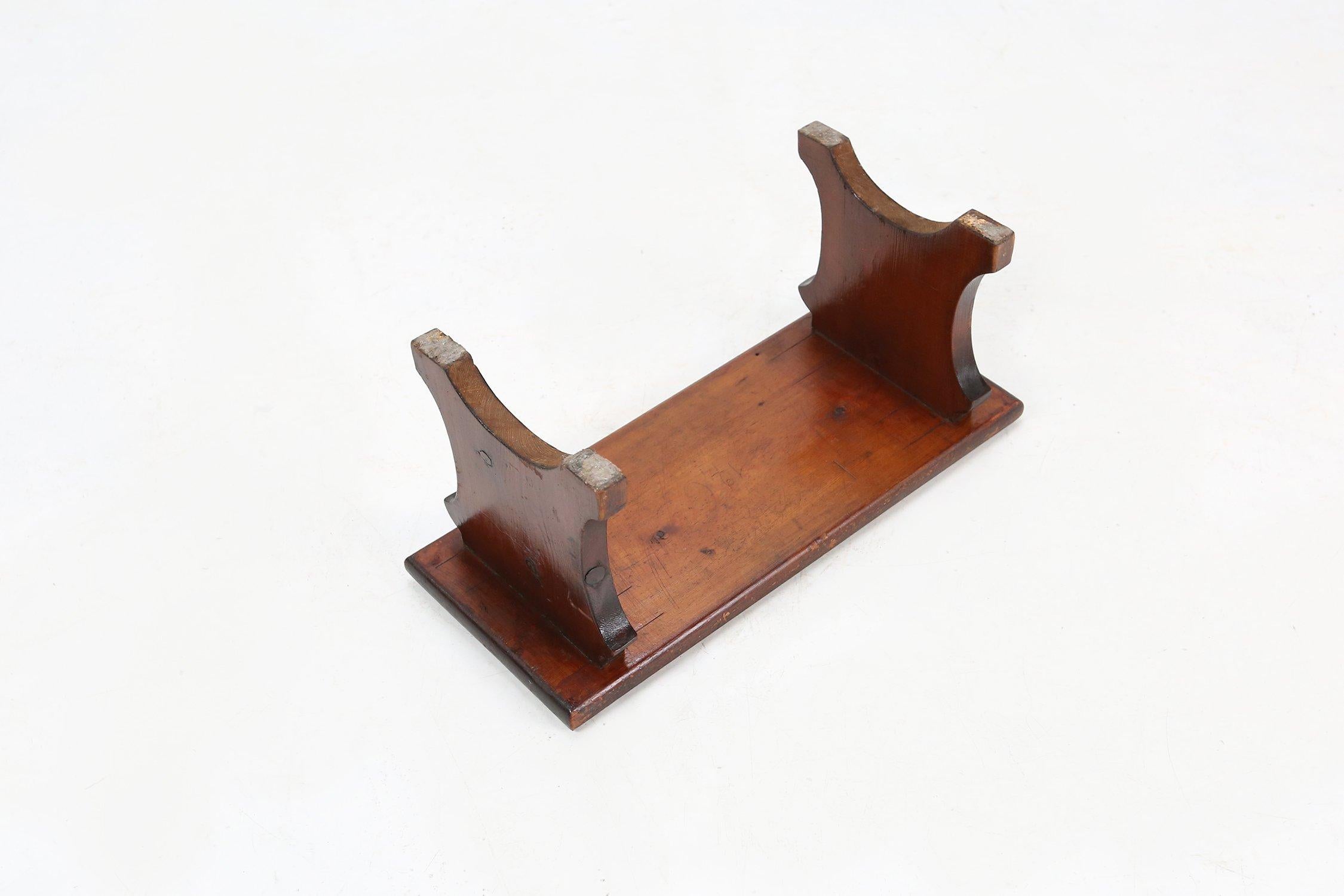 Rustikaler handgefertigter Holzhocker, Frankreich ca. 1880 im Angebot 1