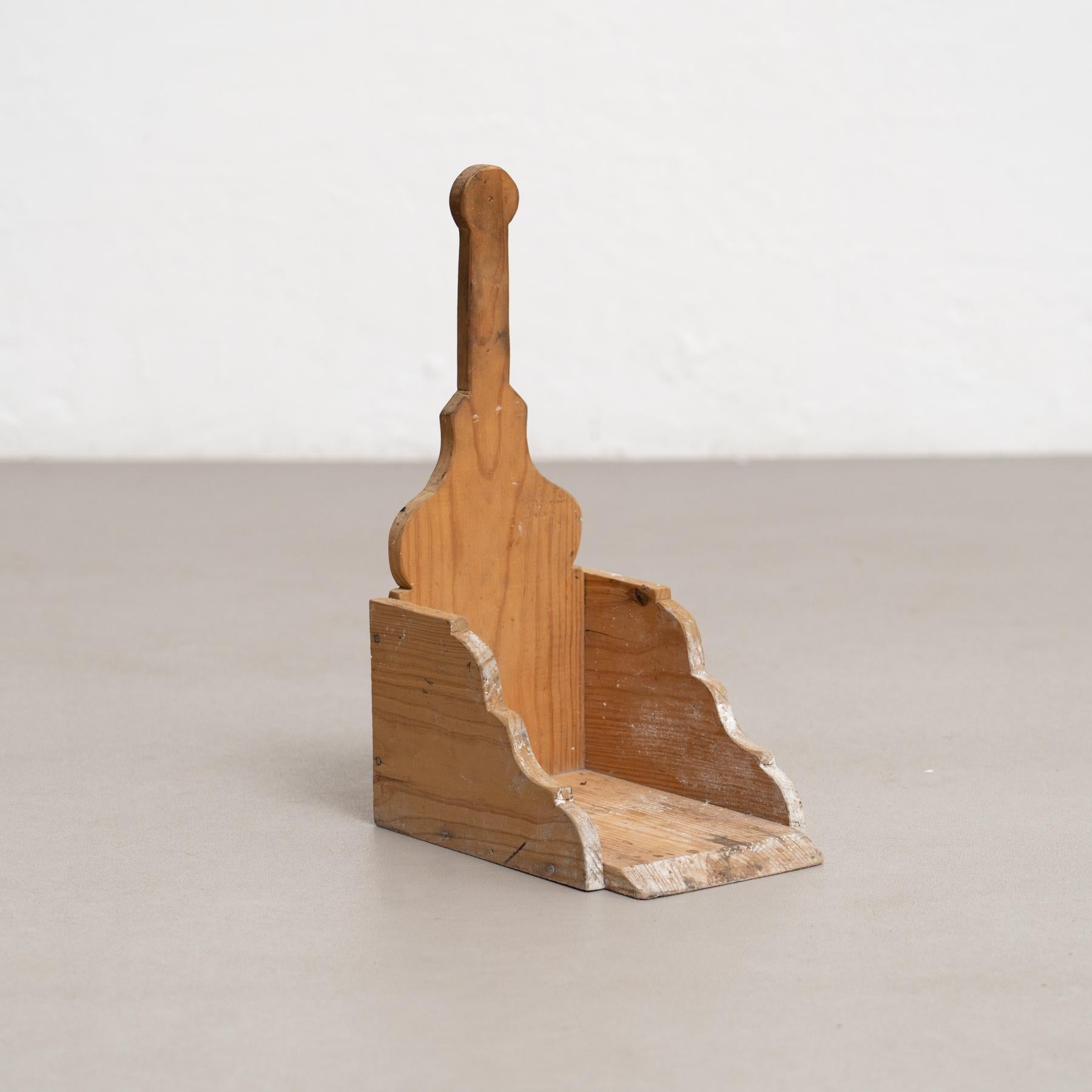 Pelle à poussière rustique - Artisanat français traditionnel du 20ème siècle

Découvrez le charme de l'authenticité avec notre pelle à main rustique, une pièce unique qui incarne l'essence de l'artisanat français du début du XXe siècle. Making Works