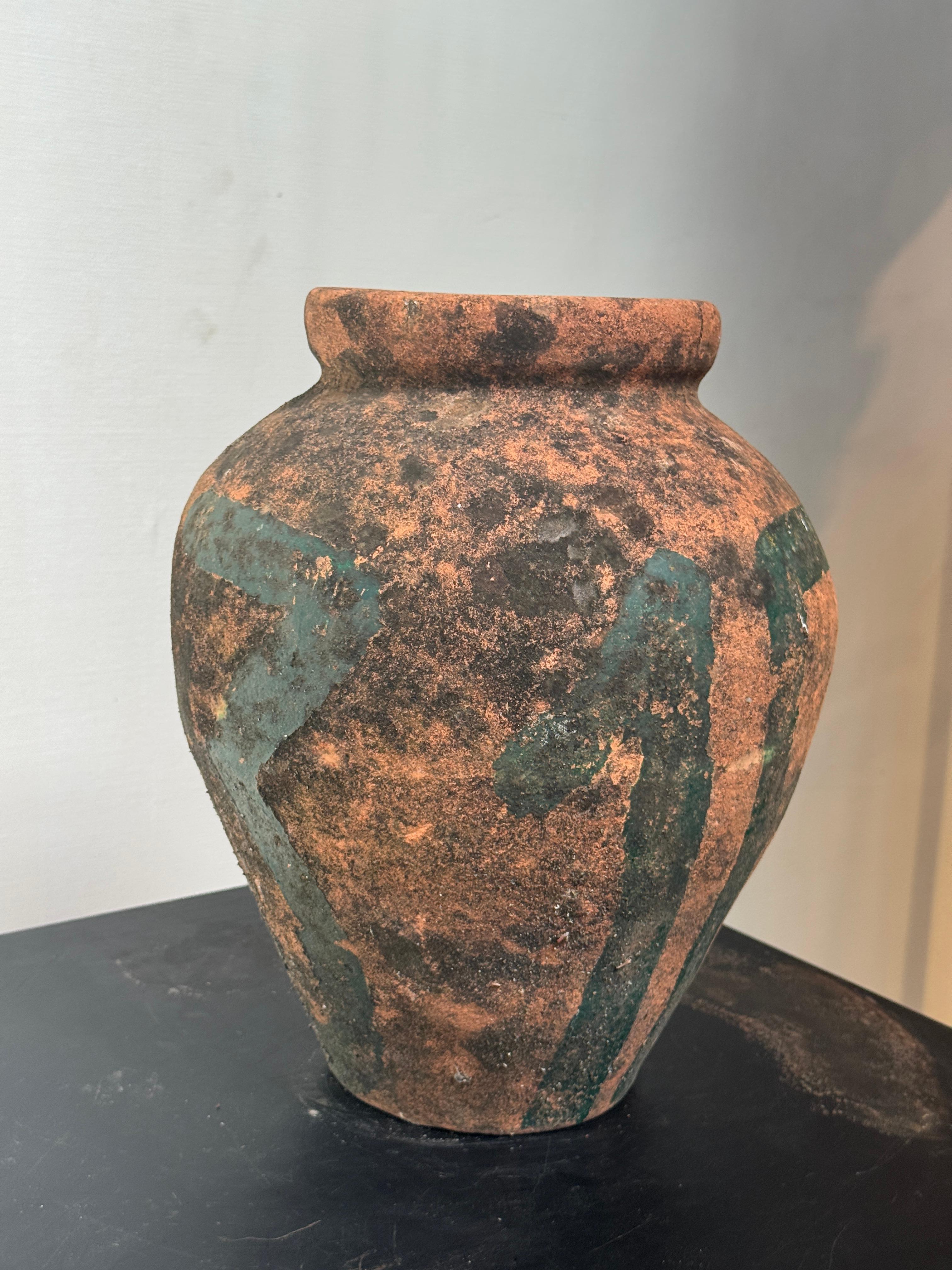Tribal Pot de rangement rustique en terre cuite peint à la main avec motif abstrait vert en vente