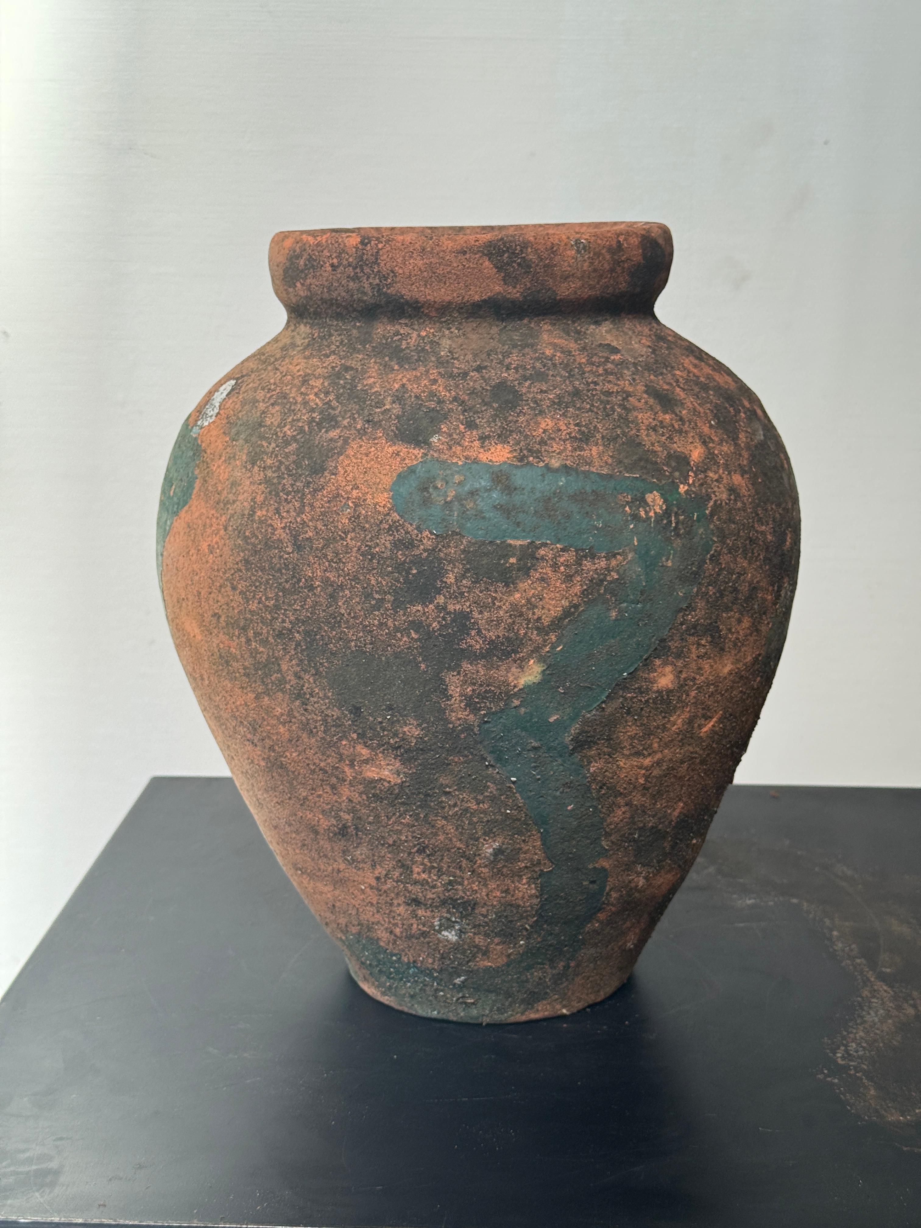 Européen Pot de rangement rustique en terre cuite peint à la main avec motif abstrait vert en vente