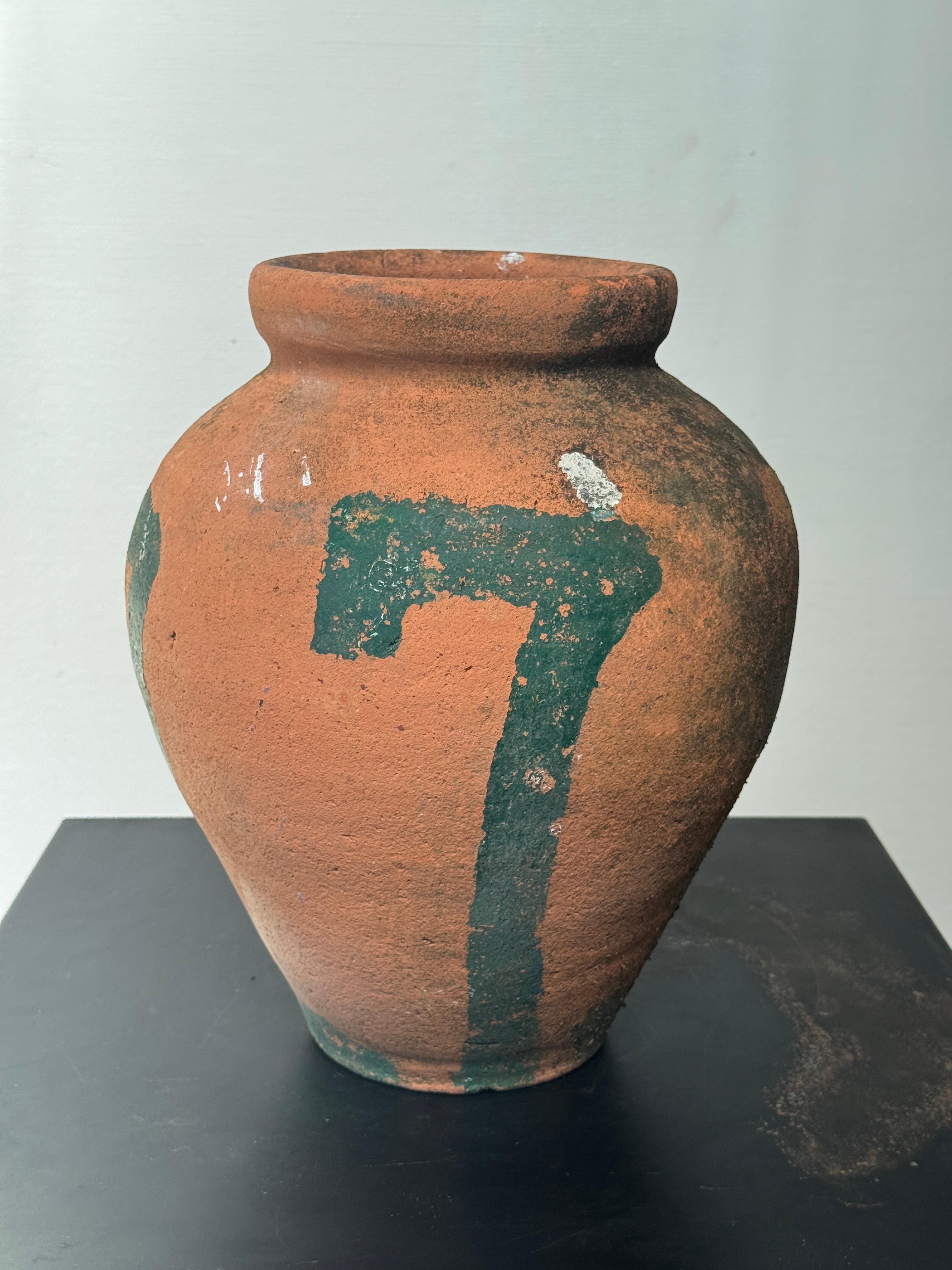 Peint à la main Pot de rangement rustique en terre cuite peint à la main avec motif abstrait vert en vente
