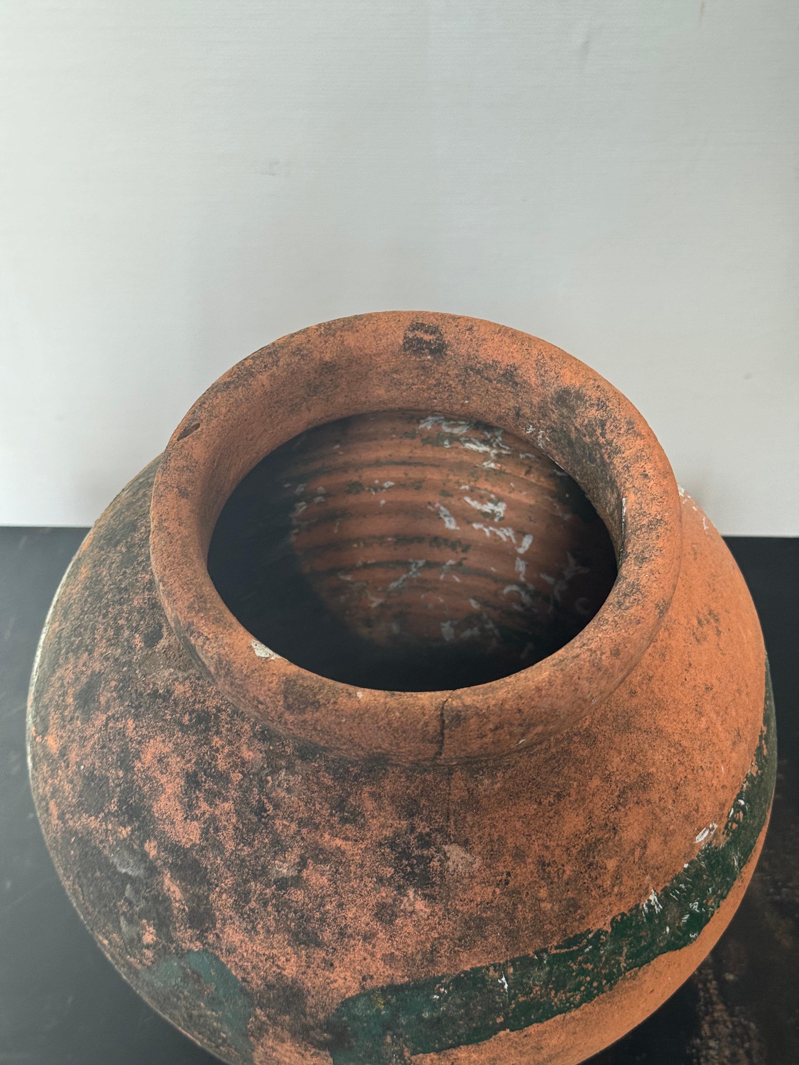20ième siècle Pot de rangement rustique en terre cuite peint à la main avec motif abstrait vert en vente