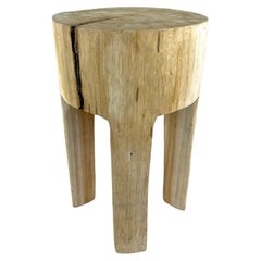 Table d'appoint/tabouret rustique en bois de teck sculpté à la main, blanchi, IDN 2024