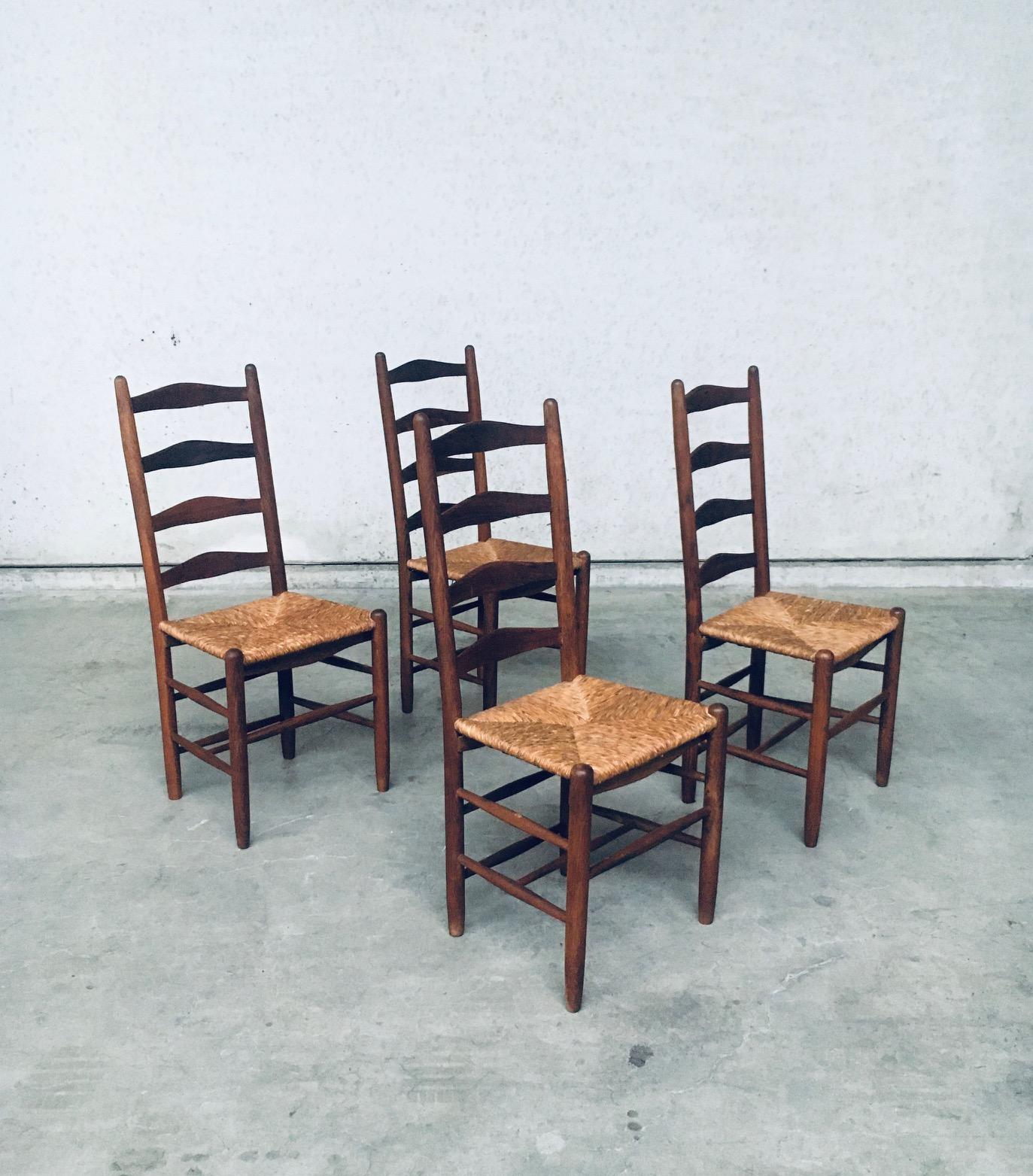 Set di 4 sedie da pranzo con schienale alto in Oak/One e giunco, dal design rustico e vintage, realizzate in Belgio negli anni Quaranta. Sedie costruite in rovere massiccio con sedili in giunco intrecciato. Bellissimi nella loro semplicità e con