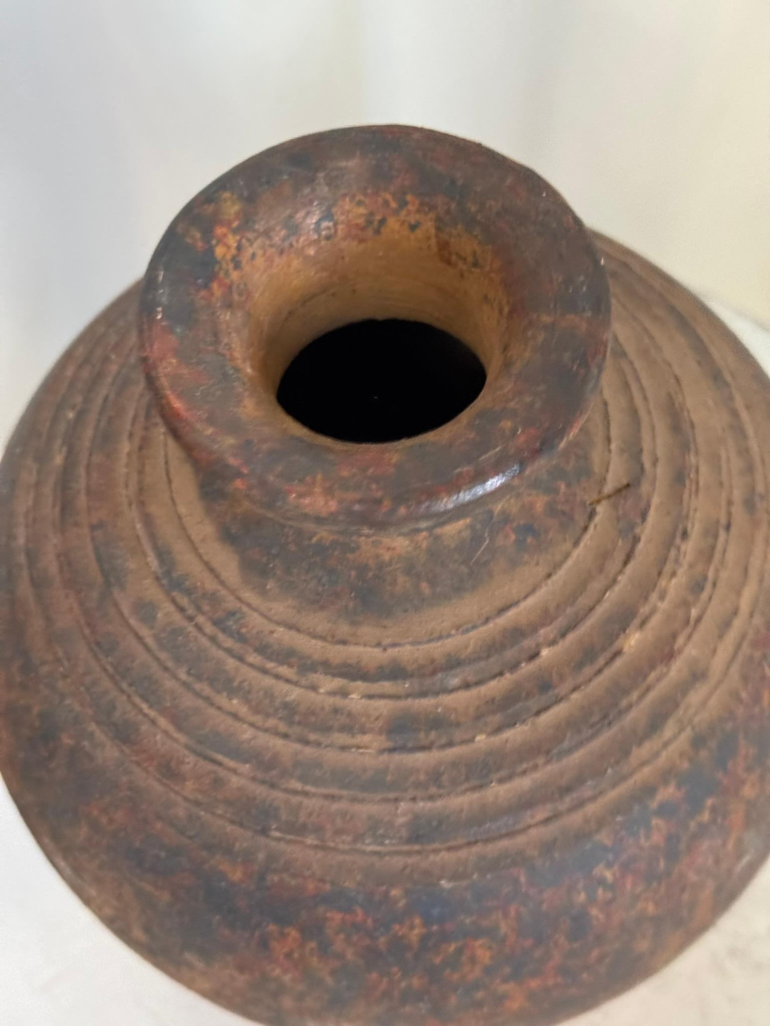 Rustikale handgefertigte Studio Pottery Vase mit gealterter Patina (Asiatisch) im Angebot