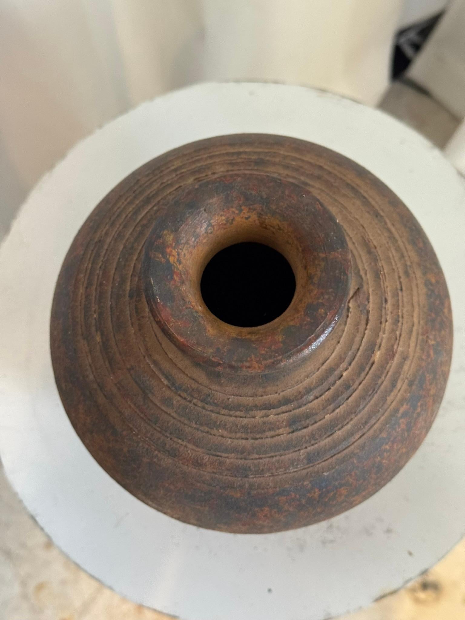 Rustikale handgefertigte Studio Pottery Vase mit gealterter Patina (Handgefertigt) im Angebot