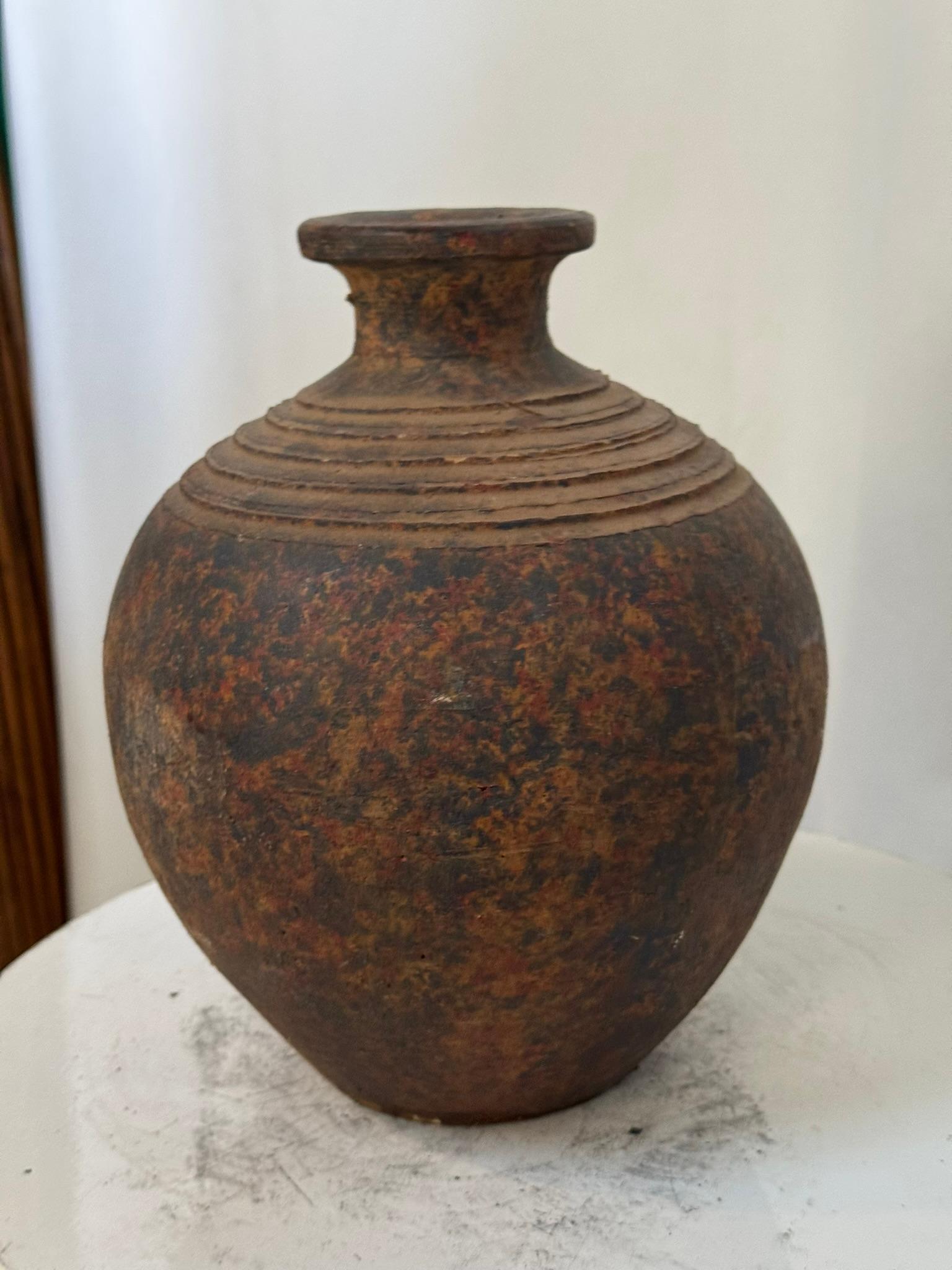 Rustikale handgefertigte Studio Pottery Vase mit gealterter Patina im Zustand „Gut“ im Angebot in West Hollywood, CA