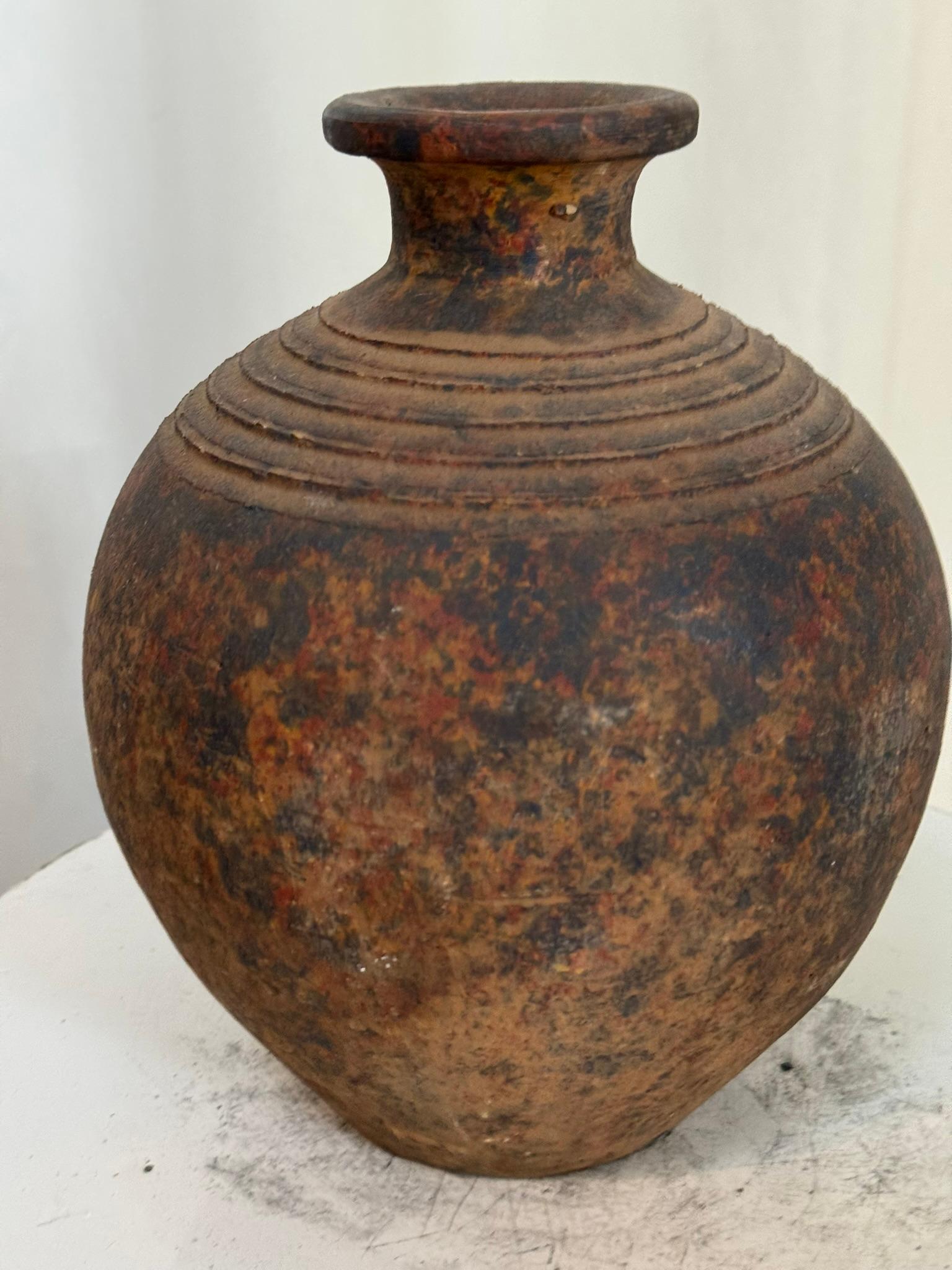Rustikale handgefertigte Studio Pottery Vase mit gealterter Patina (20. Jahrhundert) im Angebot