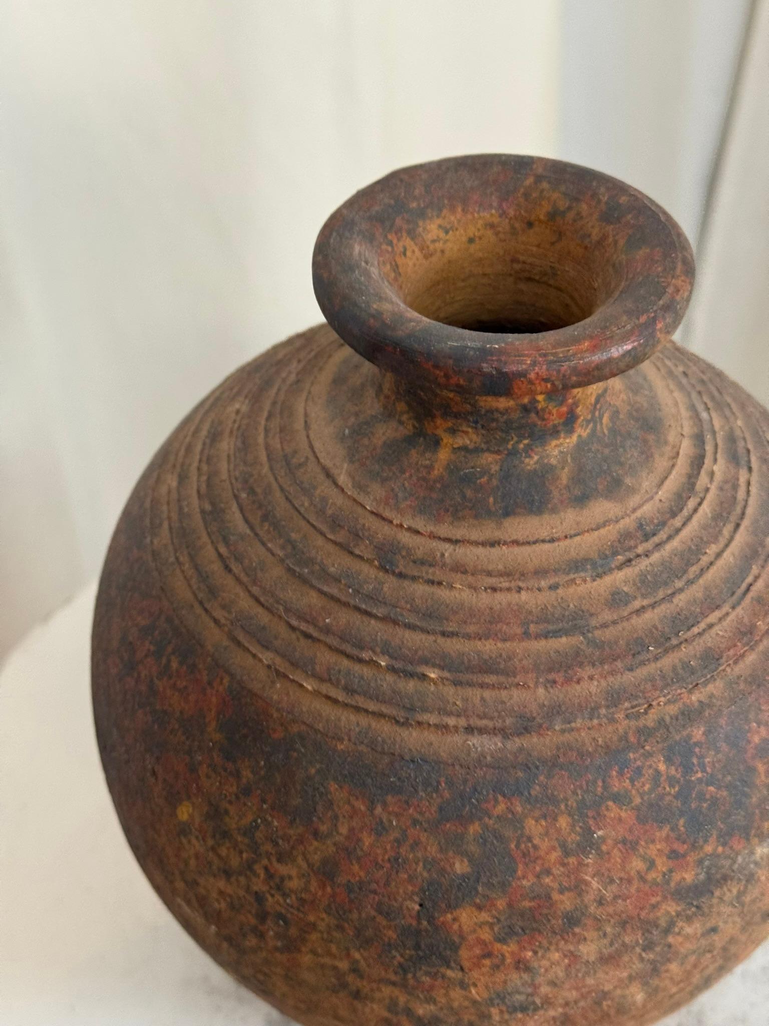 Rustikale handgefertigte Studio Pottery Vase mit gealterter Patina (Ton) im Angebot