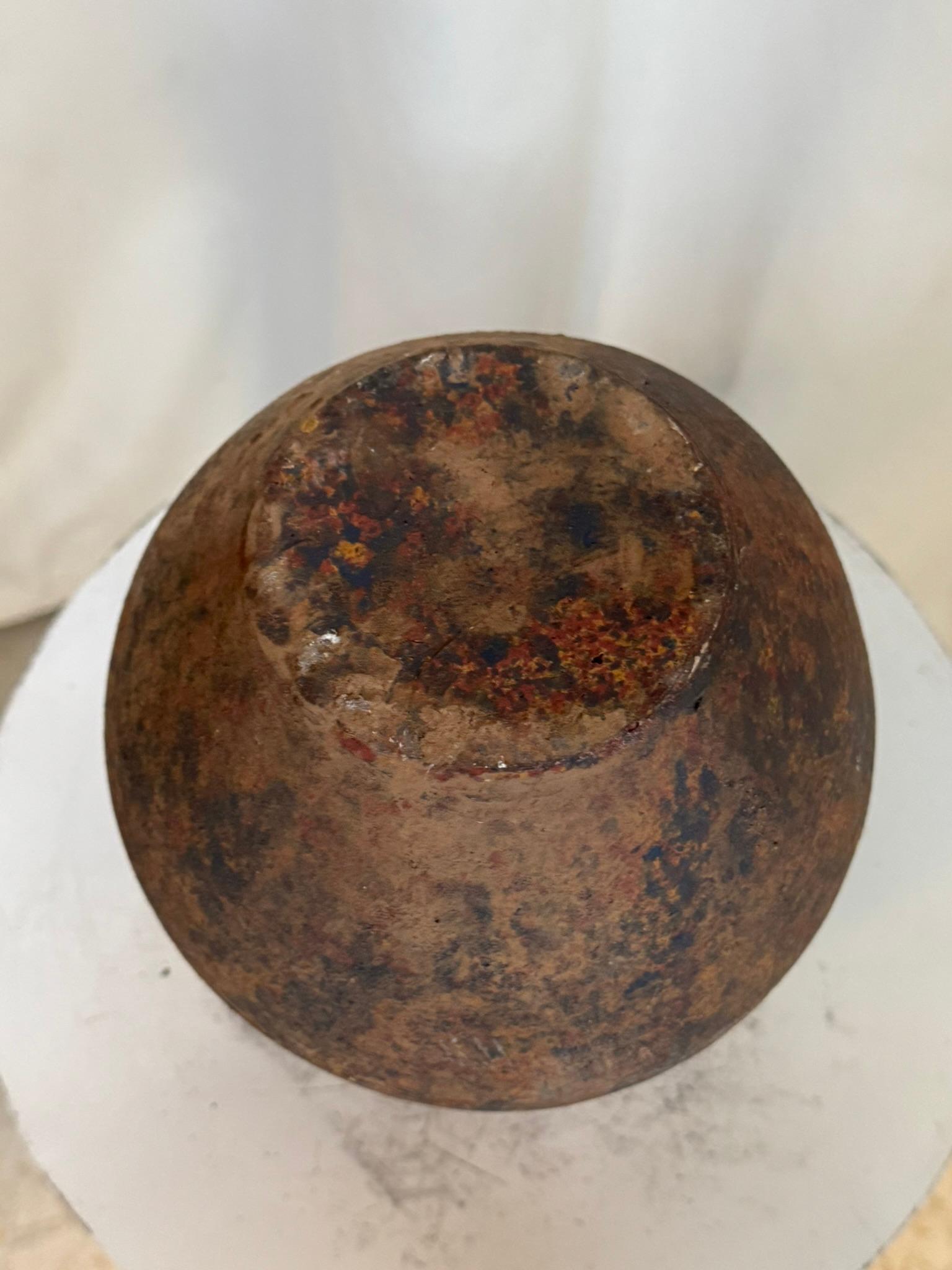 Rustikale handgefertigte Studio Pottery Vase mit gealterter Patina im Angebot 1