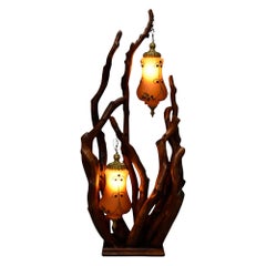 Lampadaire rustique artisanal en branches d'arbre avec globes en verre ambré