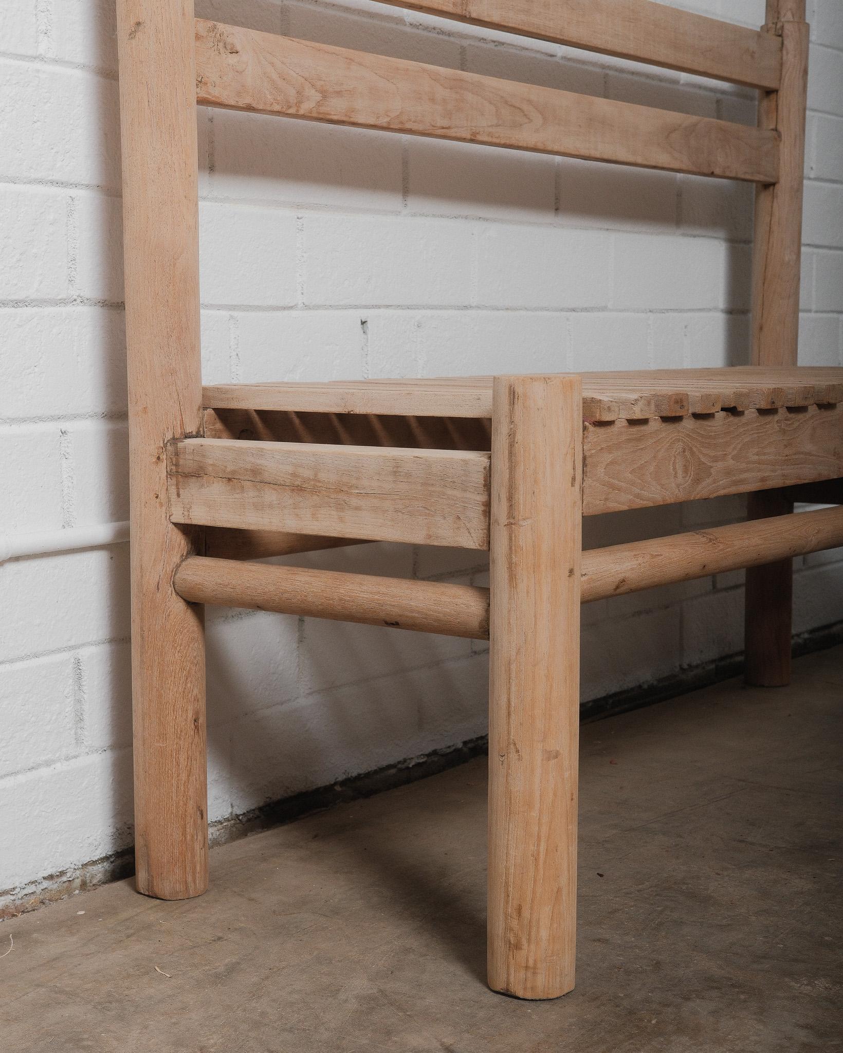 Minimaliste Banc rustique en bois à lattes avec dossier en finition Nature en vente