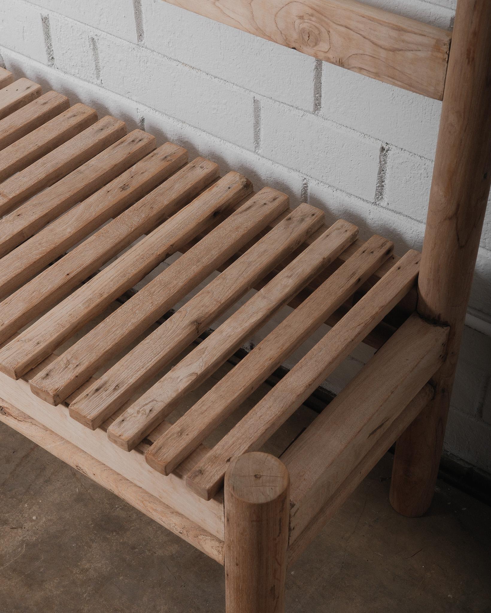 Banc rustique en bois à lattes avec dossier en finition Nature Bon état - En vente à High Point, NC