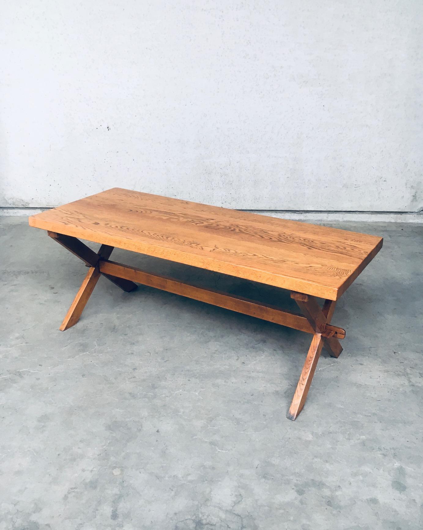 Vintage Rustic Design Handcrafted X Frame Heavy Solid Oak Dining Table. Fabriqué en France, années 1940 / 50. Table en bois de chêne massif lourd qui peut facilement accueillir 6 personnes. Base en X avec poutre de soutien centrale et plateau en