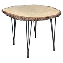 Tavolino rustico in legno di tiglio fatto a mano. Realizzato in Finlandia. Design/One unico