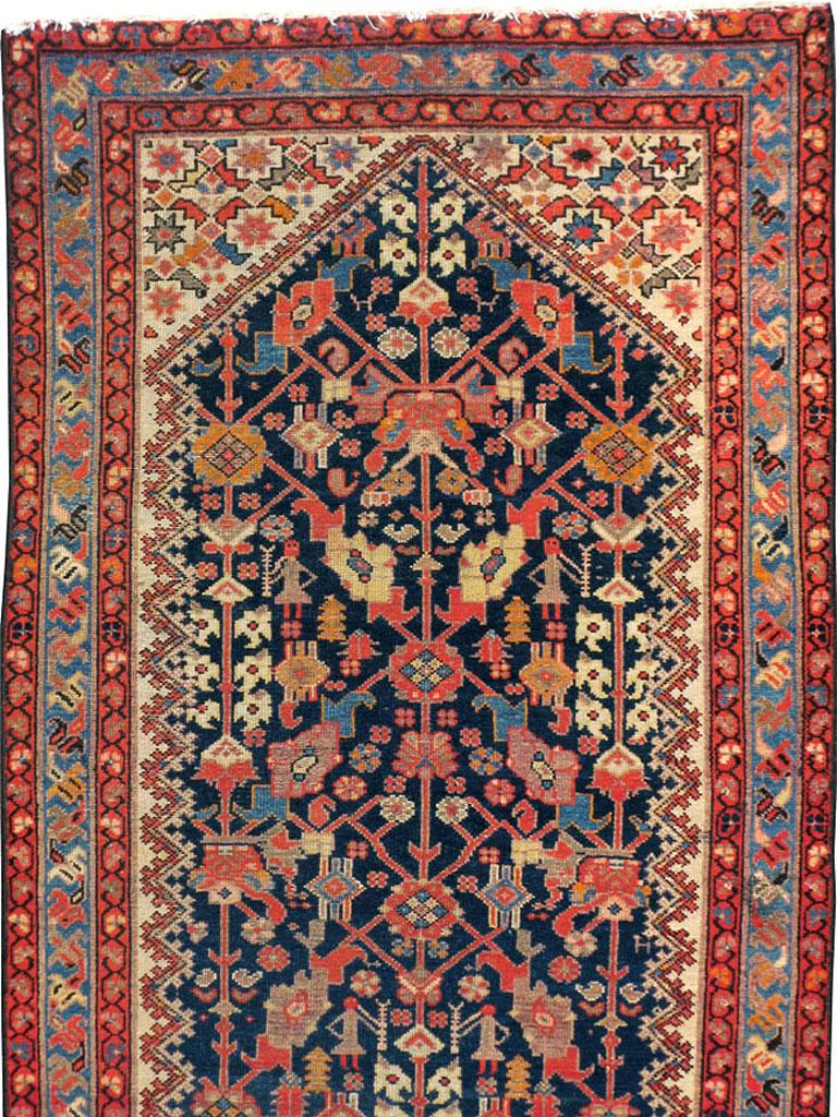 Ein antiker persischer Malayer-Teppich im Läuferformat, handgefertigt im frühen 20. Jahrhundert, mit marineblauem Hintergrund und Sekundärtönen in Rostrot, Elfenbein und Hellblau.

Maße: 3' 6