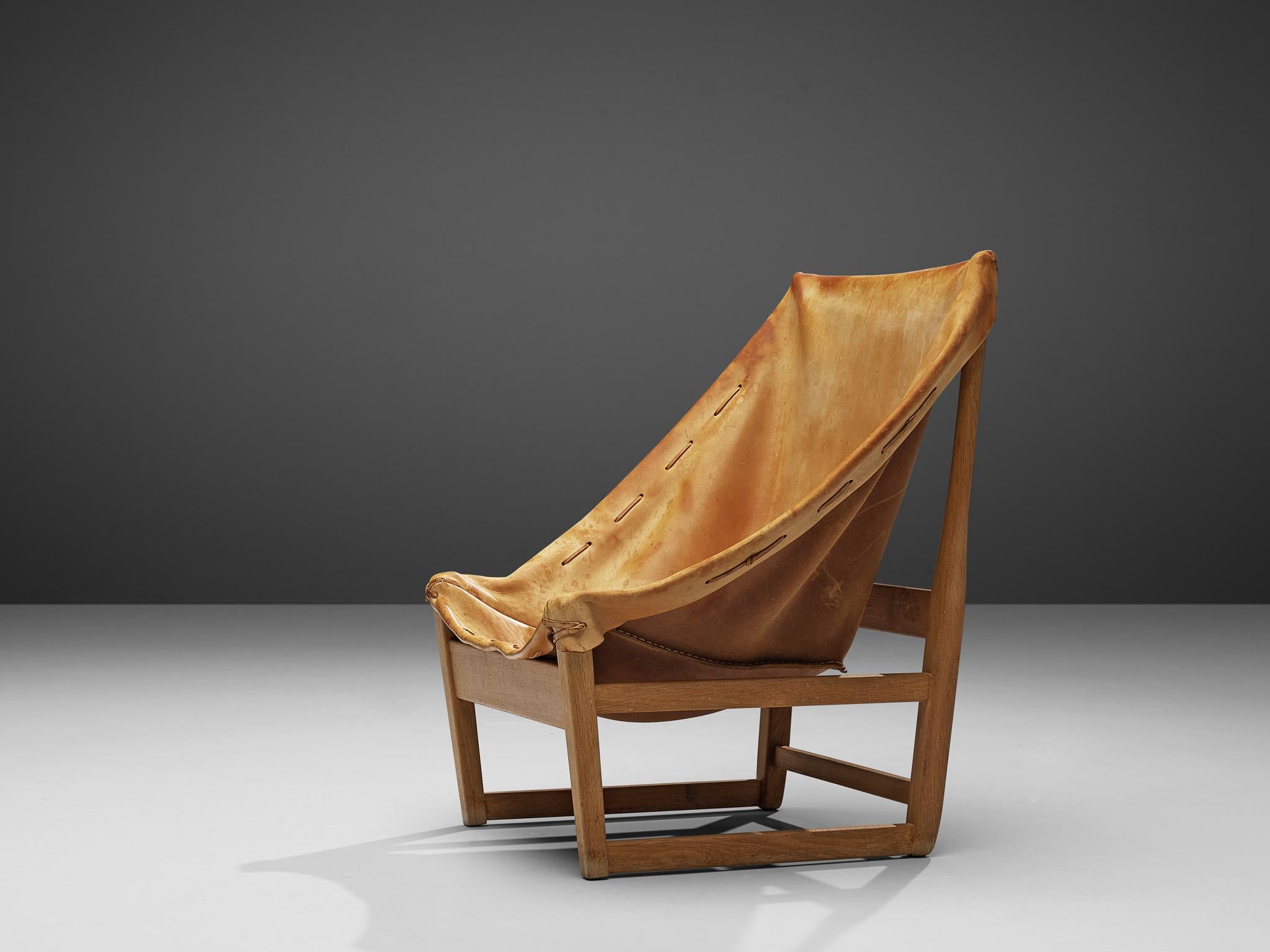 Mid-Century Modern Chaise de chasse française en cuir et chêne cognac en vente