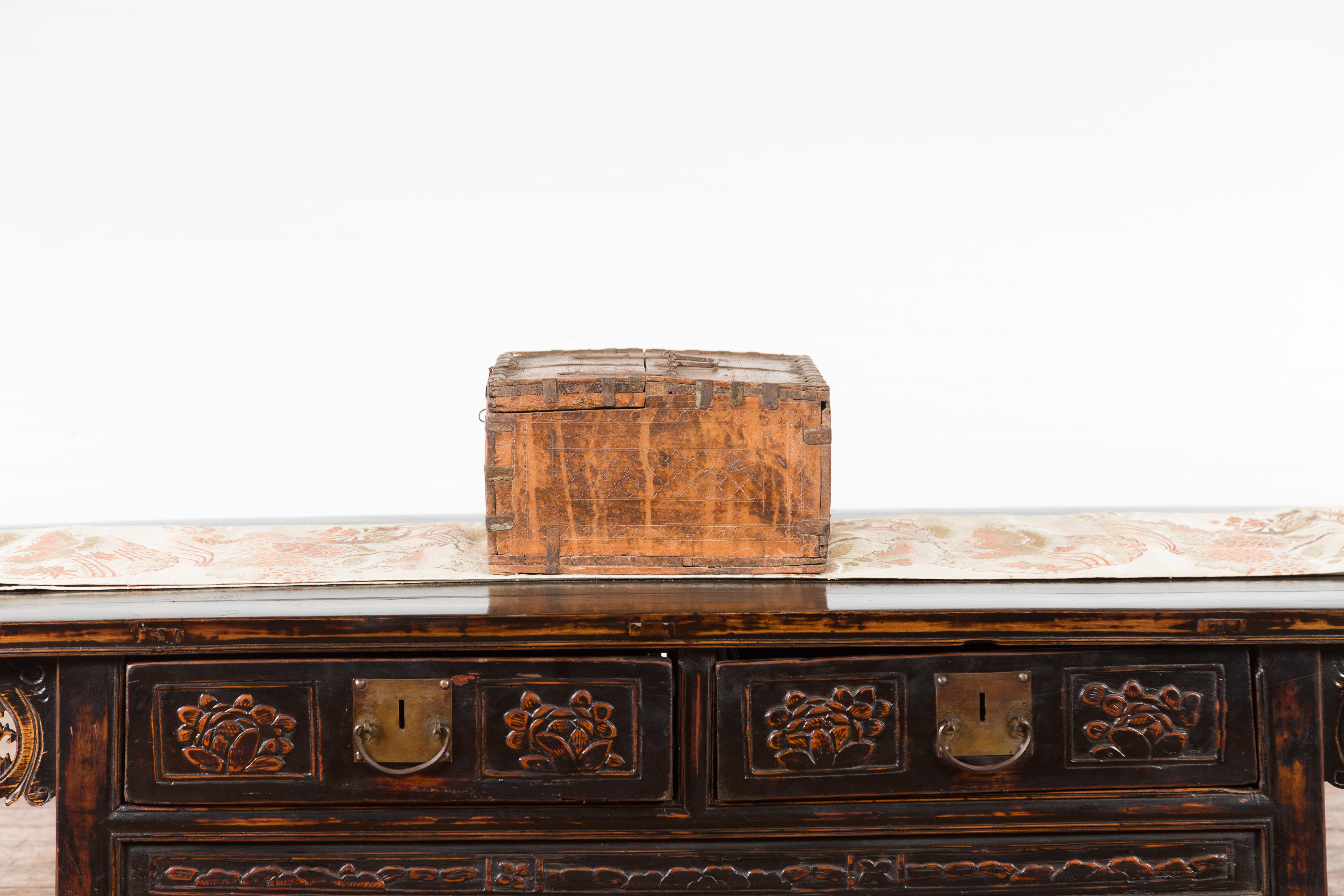 Boîte combinée indienne rustique du 19ème siècle avec détails en fer et motifs sculptés en vente 2