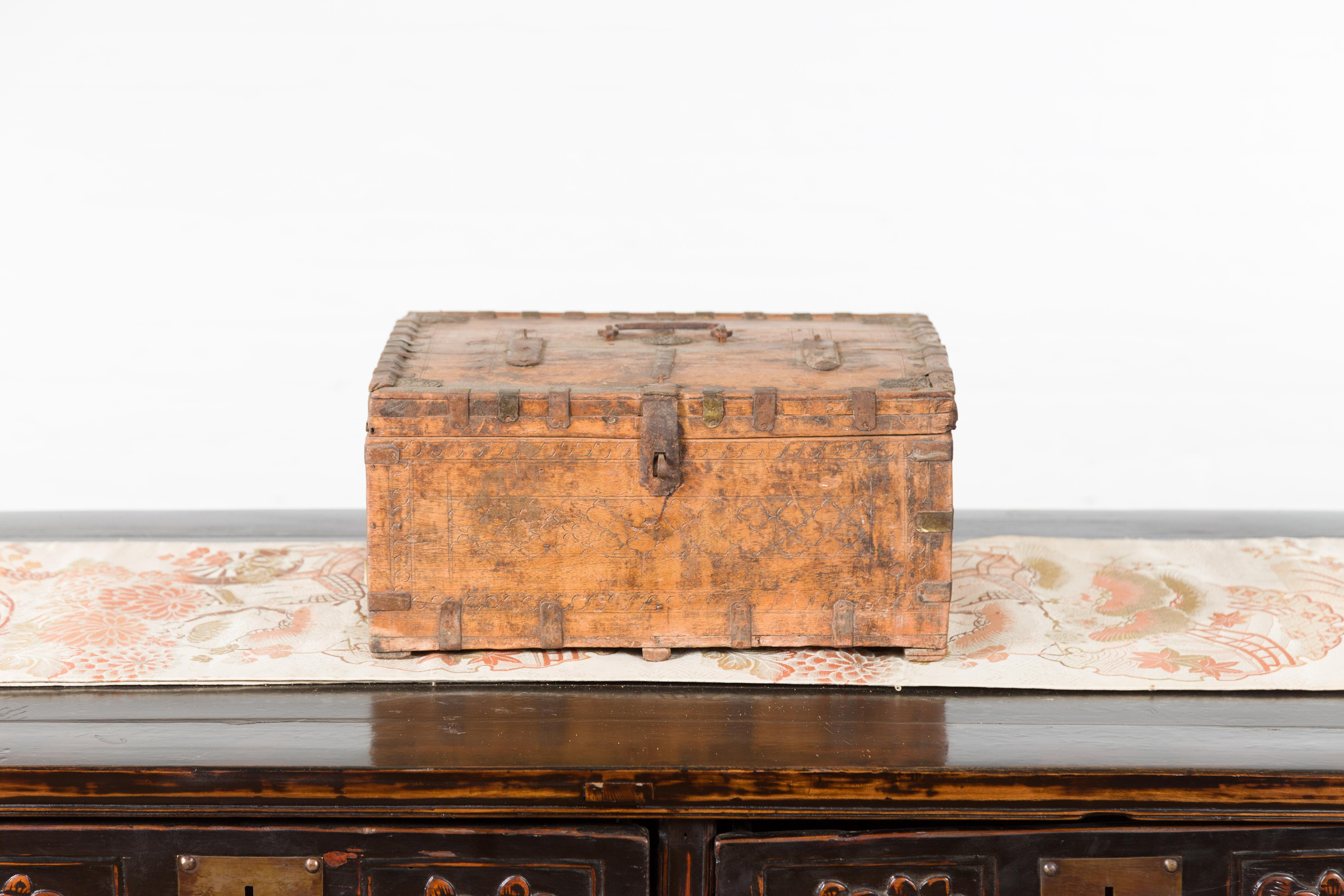 Rustique Boîte combinée indienne rustique du 19ème siècle avec détails en fer et motifs sculptés en vente