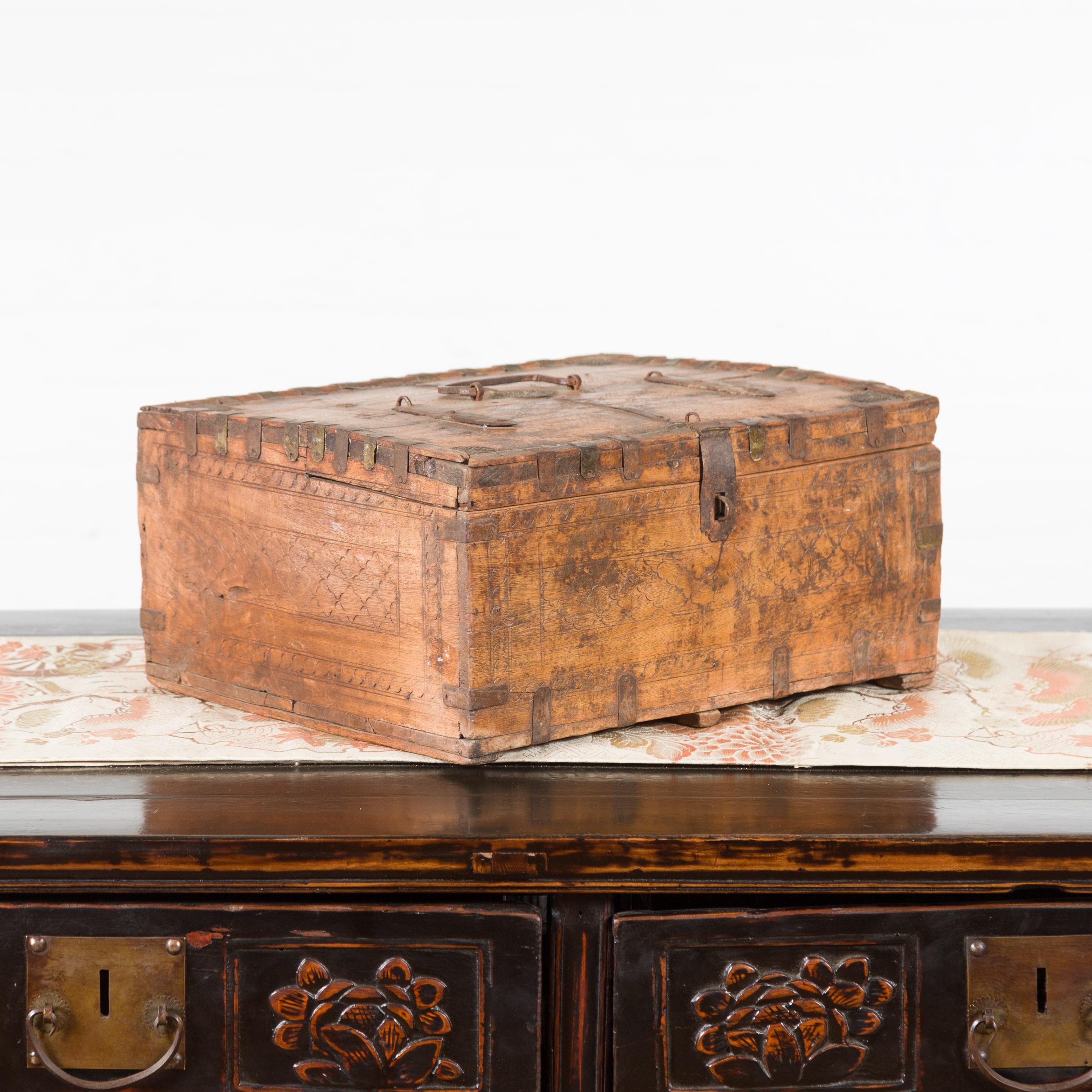 XIXe siècle Boîte combinée indienne rustique du 19ème siècle avec détails en fer et motifs sculptés en vente