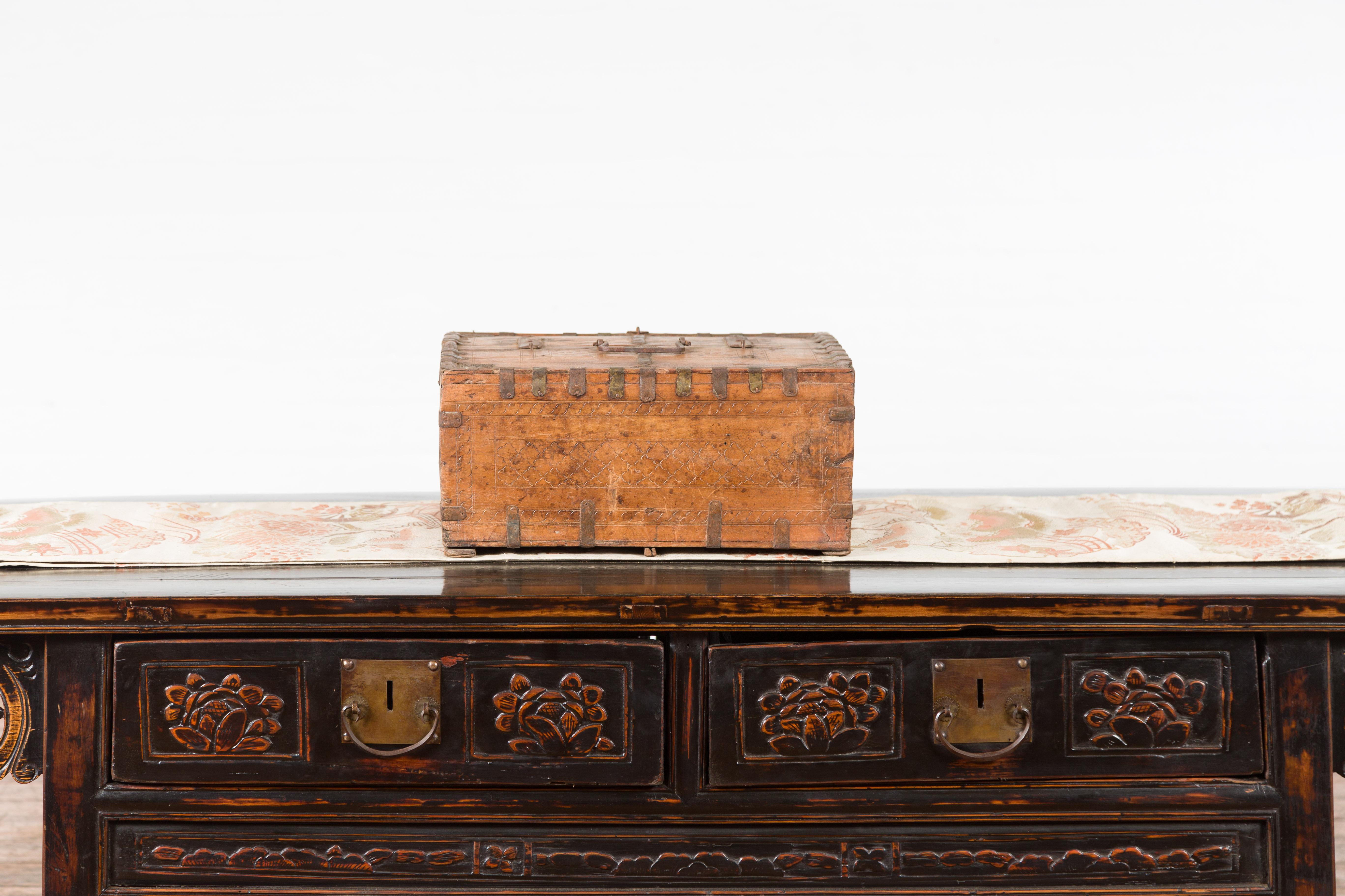 Boîte combinée indienne rustique du 19ème siècle avec détails en fer et motifs sculptés en vente 1