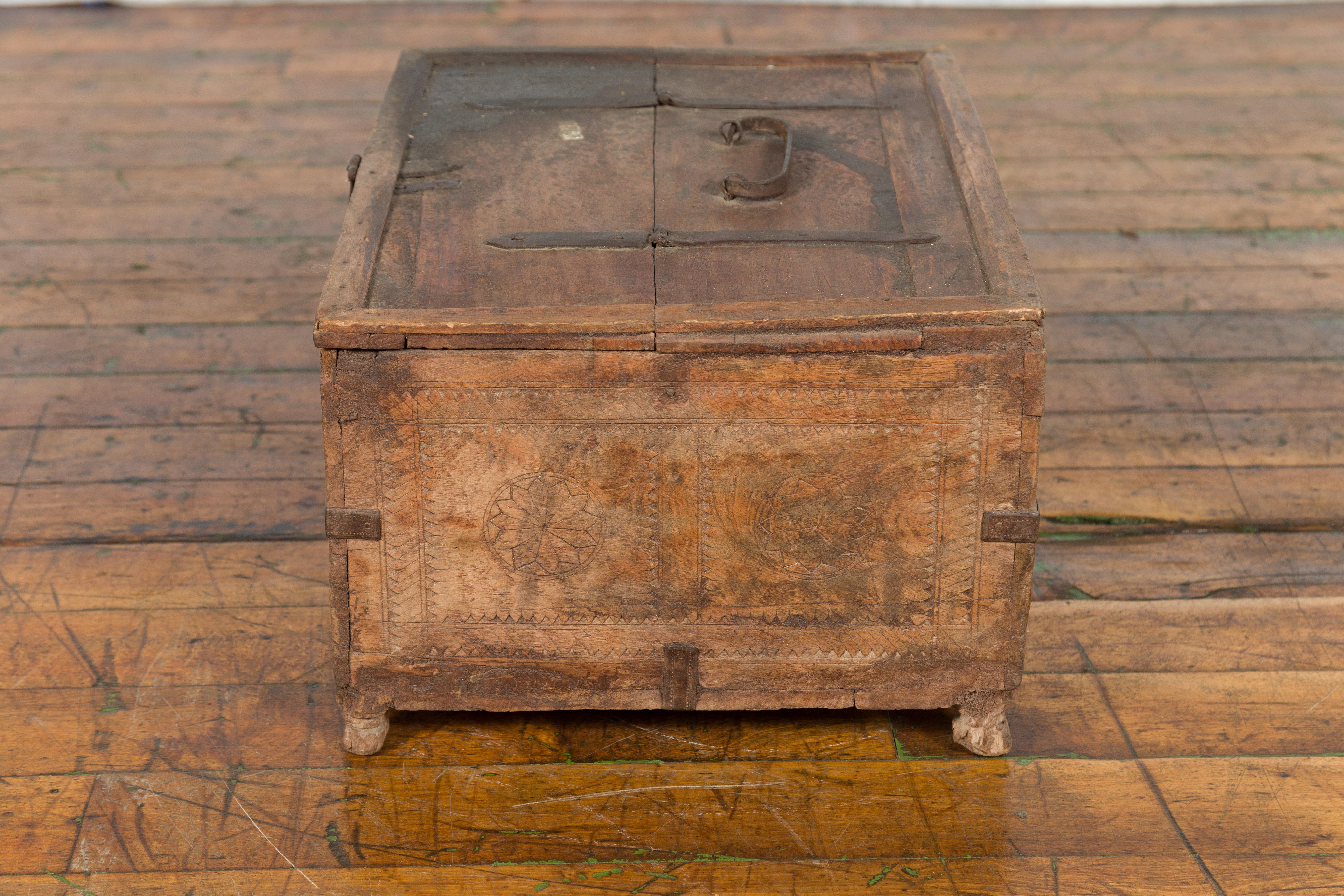 Boîte à trésors indienne rustique du 19ème siècle avec rosettes sculptées et petites pieds en vente 5
