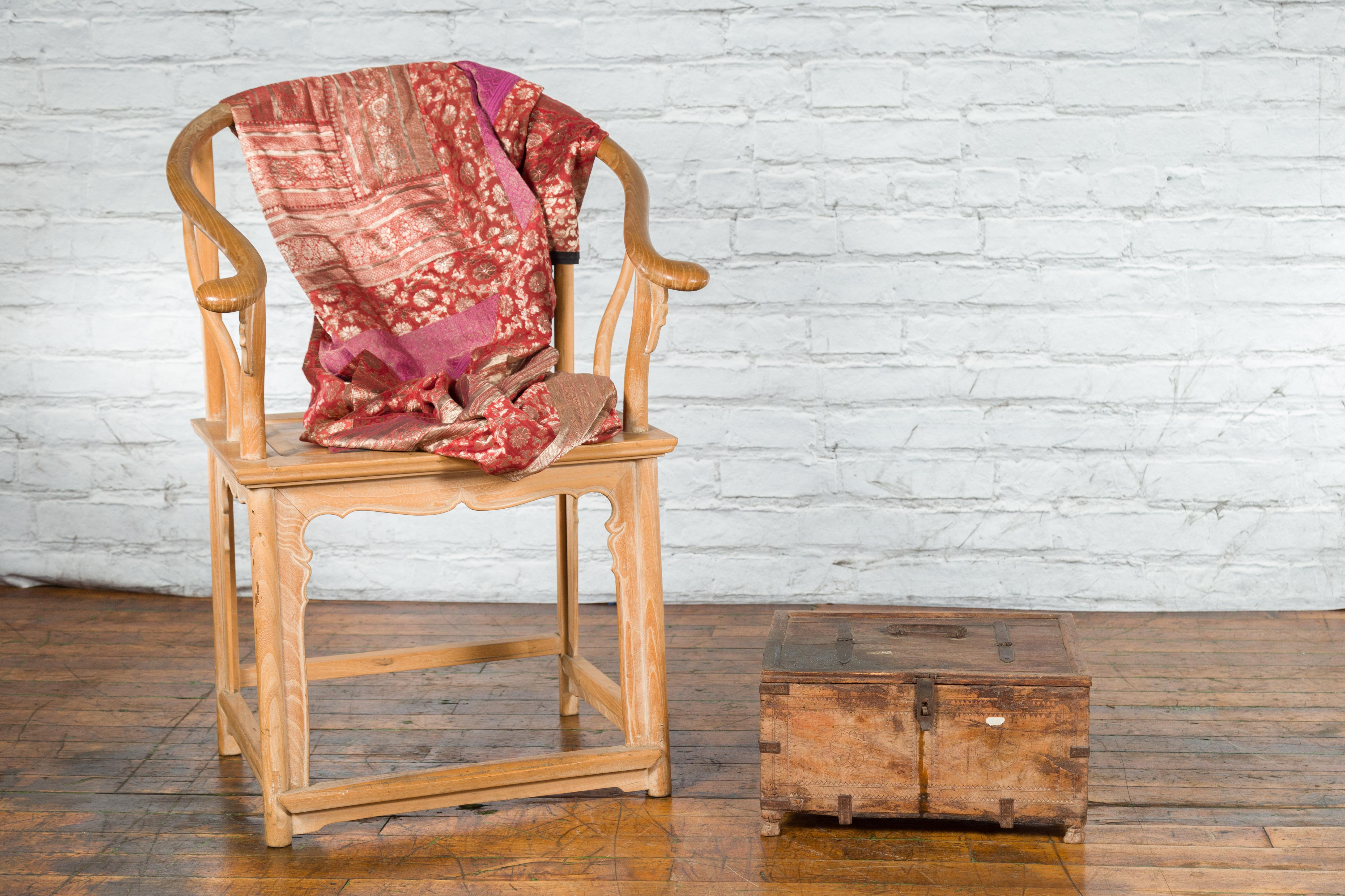 Boîte à trésors indienne rustique en bois ancien du 19e siècle, avec des supports en fer, des rosettes sculptées et de petits pieds. Créée en Inde au cours du XIXe siècle, cette boîte en bois présente un couvercle rectangulaire avec une poignée