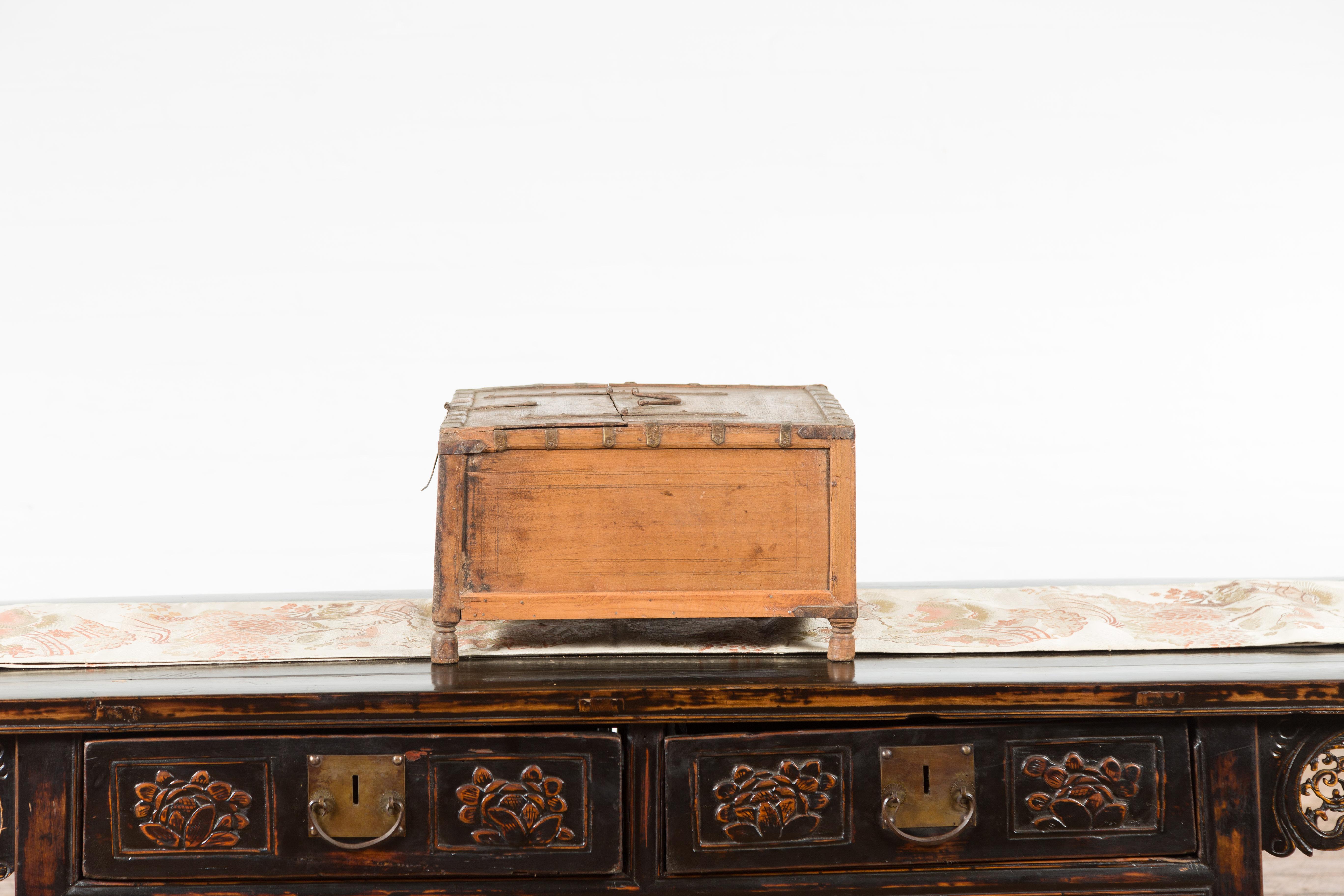 Boîte indienne rustique en bois du 19ème siècle avec détails en fer et cercles concentriques en vente 4