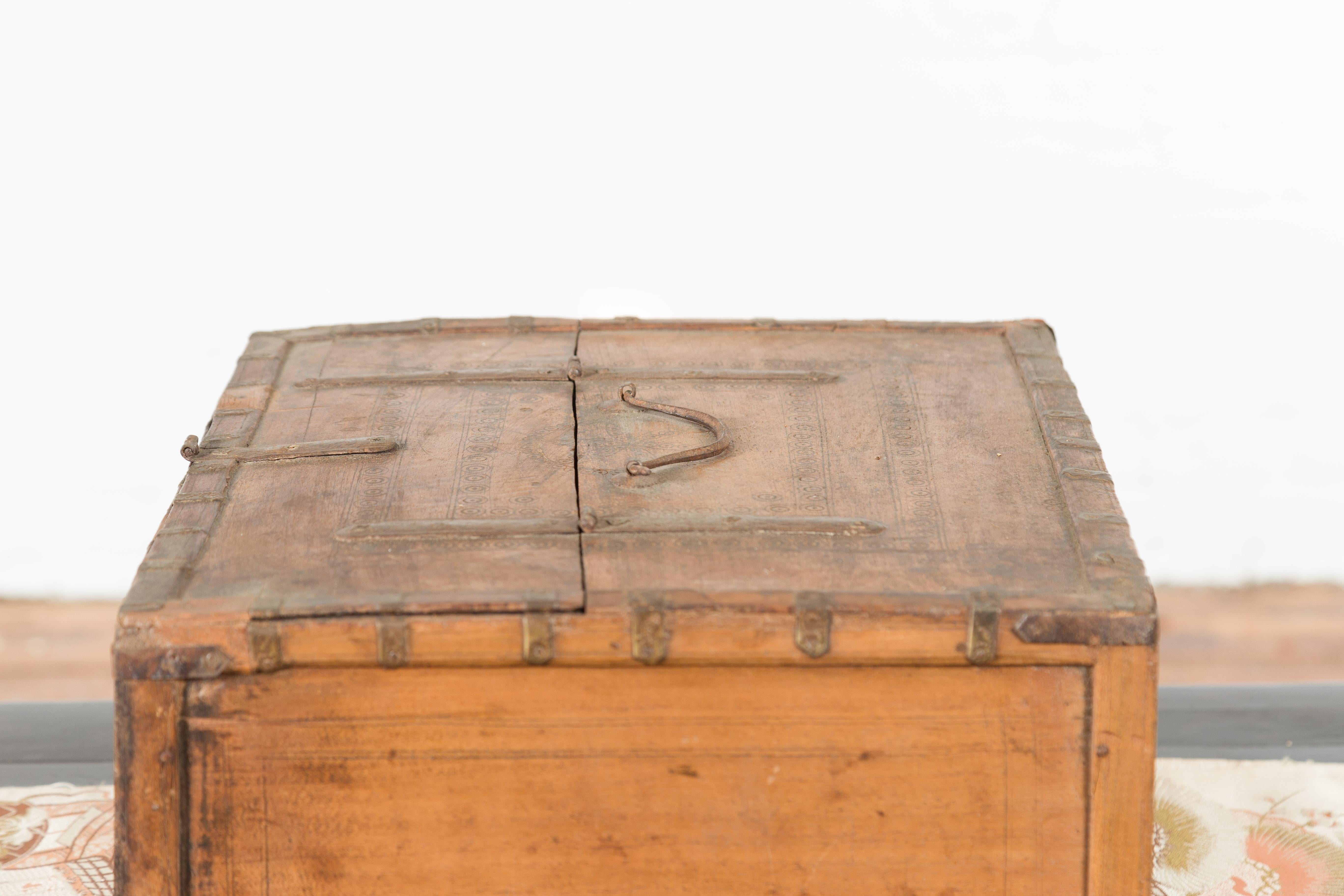 Boîte indienne rustique en bois du 19ème siècle avec détails en fer et cercles concentriques en vente 5