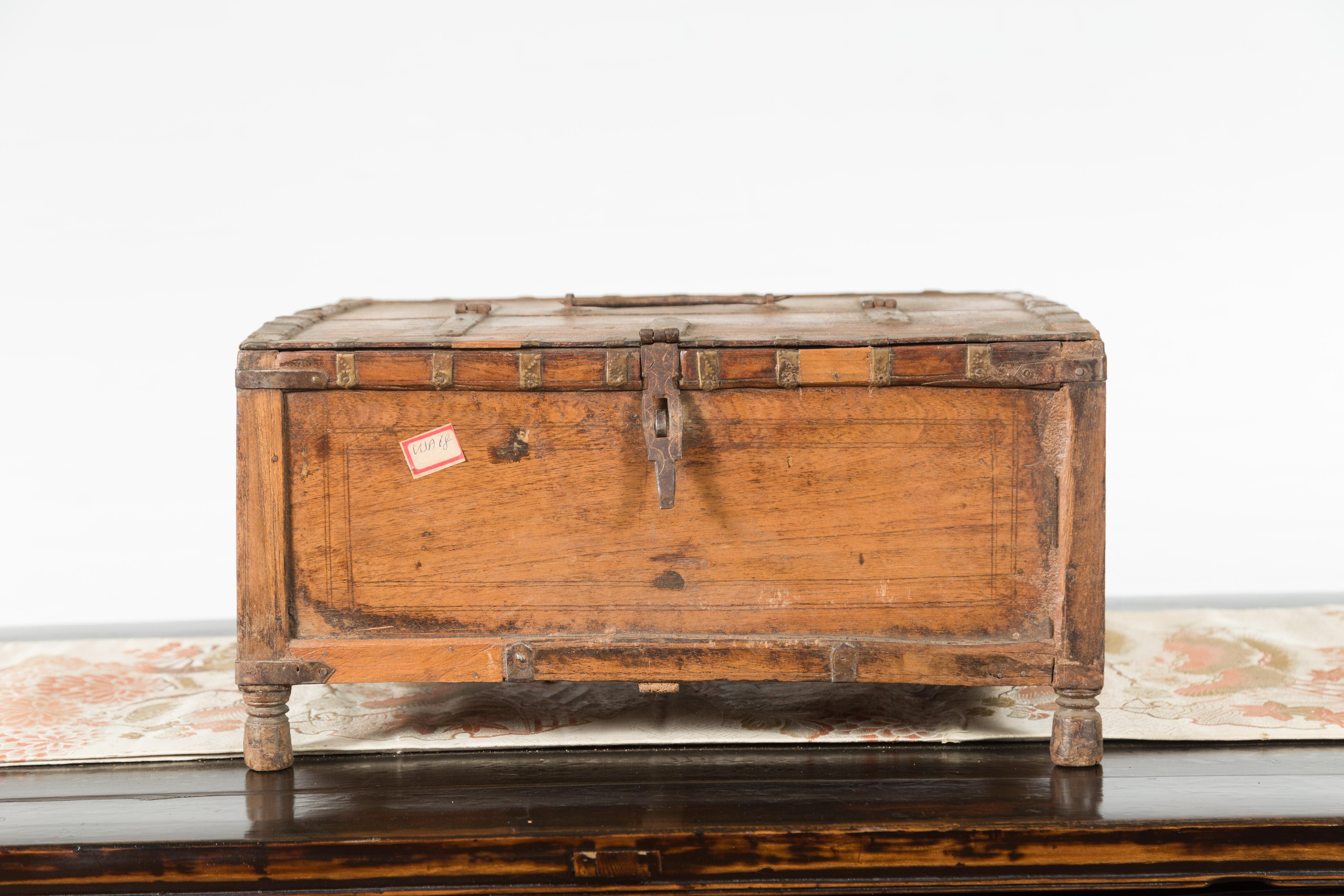 Boîte indienne rustique en bois du 19ème siècle avec détails en fer et cercles concentriques Bon état - En vente à Yonkers, NY