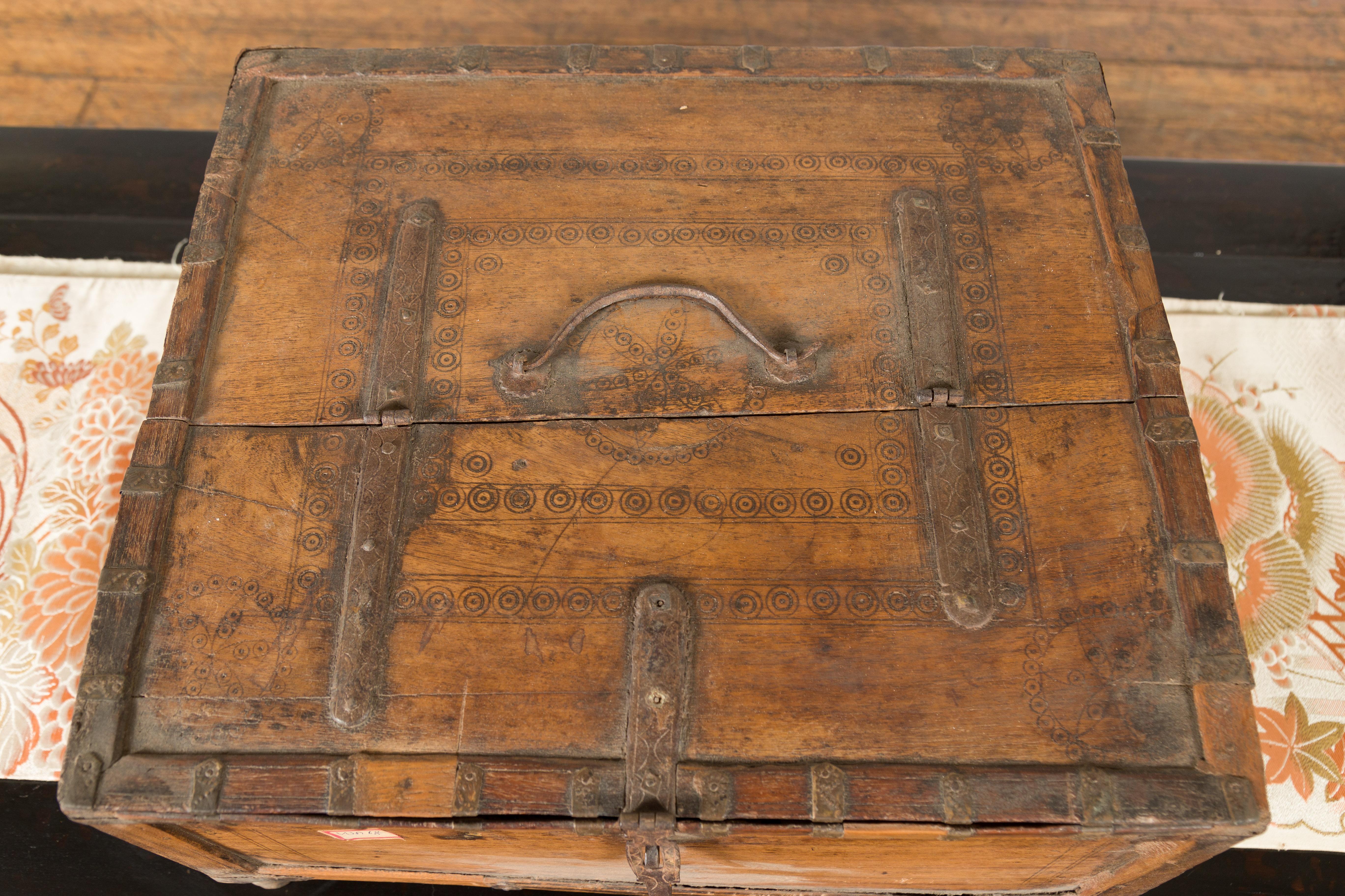 Fer Boîte indienne rustique en bois du 19ème siècle avec détails en fer et cercles concentriques en vente