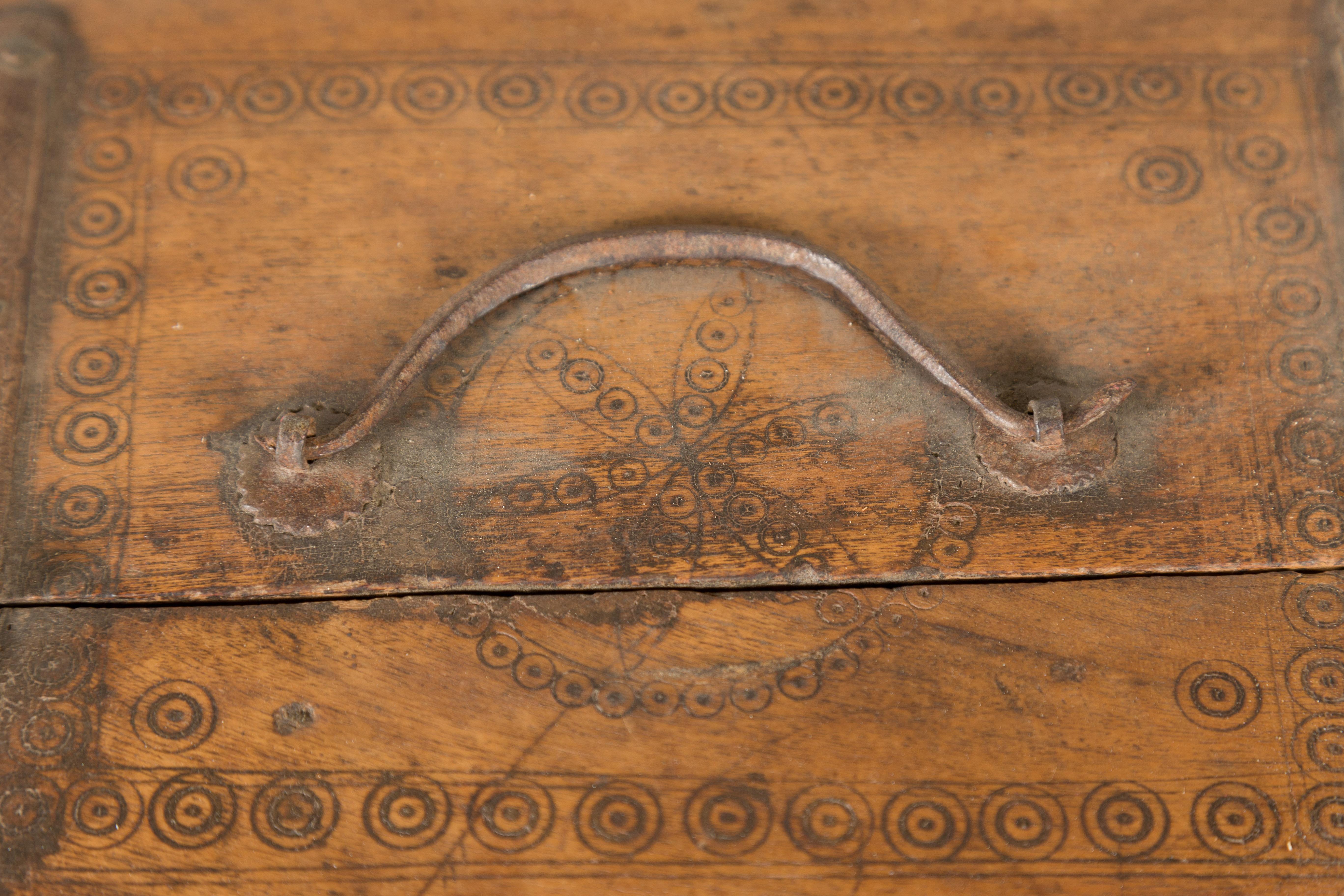 Boîte indienne rustique en bois du 19ème siècle avec détails en fer et cercles concentriques en vente 1