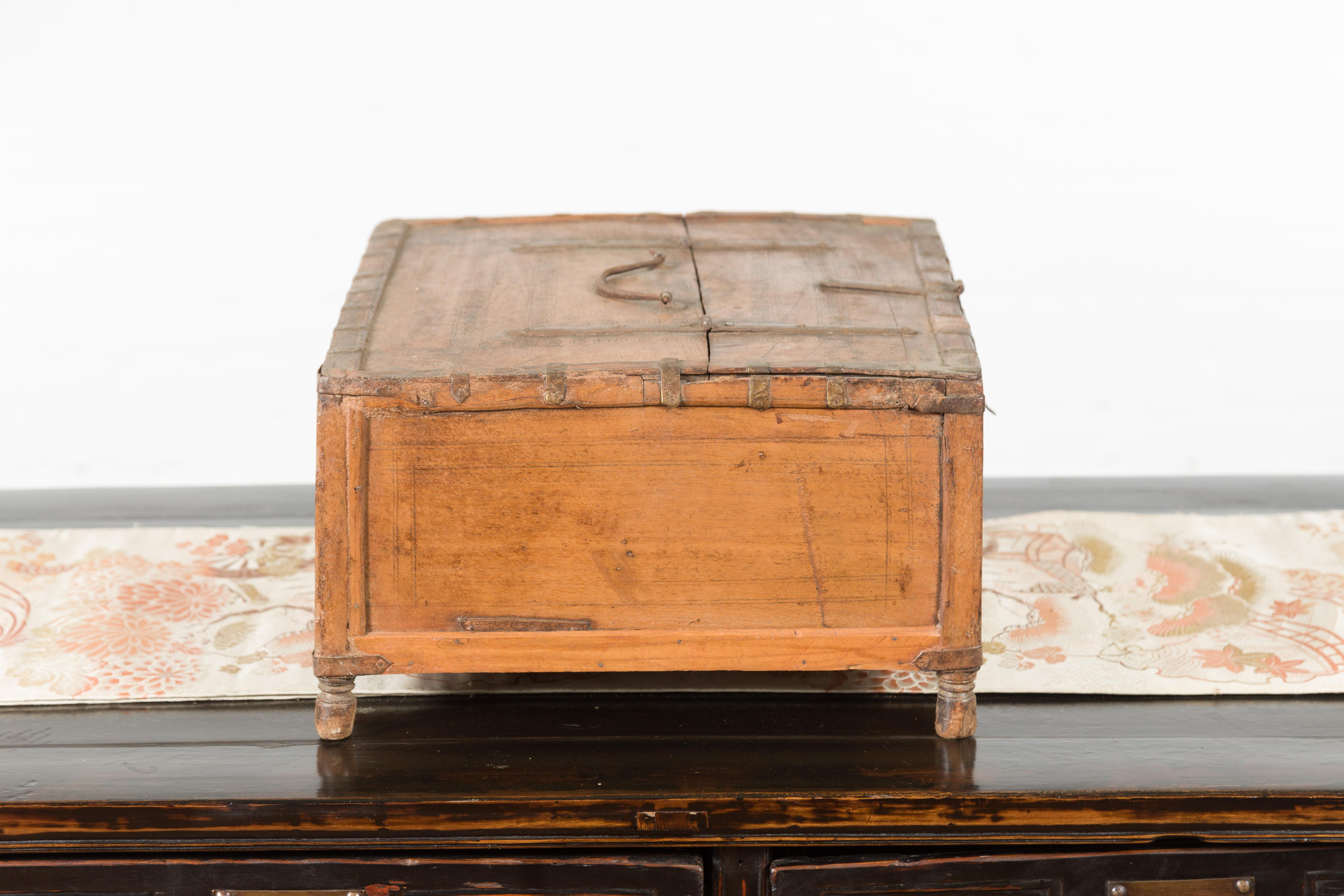 Boîte indienne rustique en bois du 19ème siècle avec détails en fer et cercles concentriques en vente 2