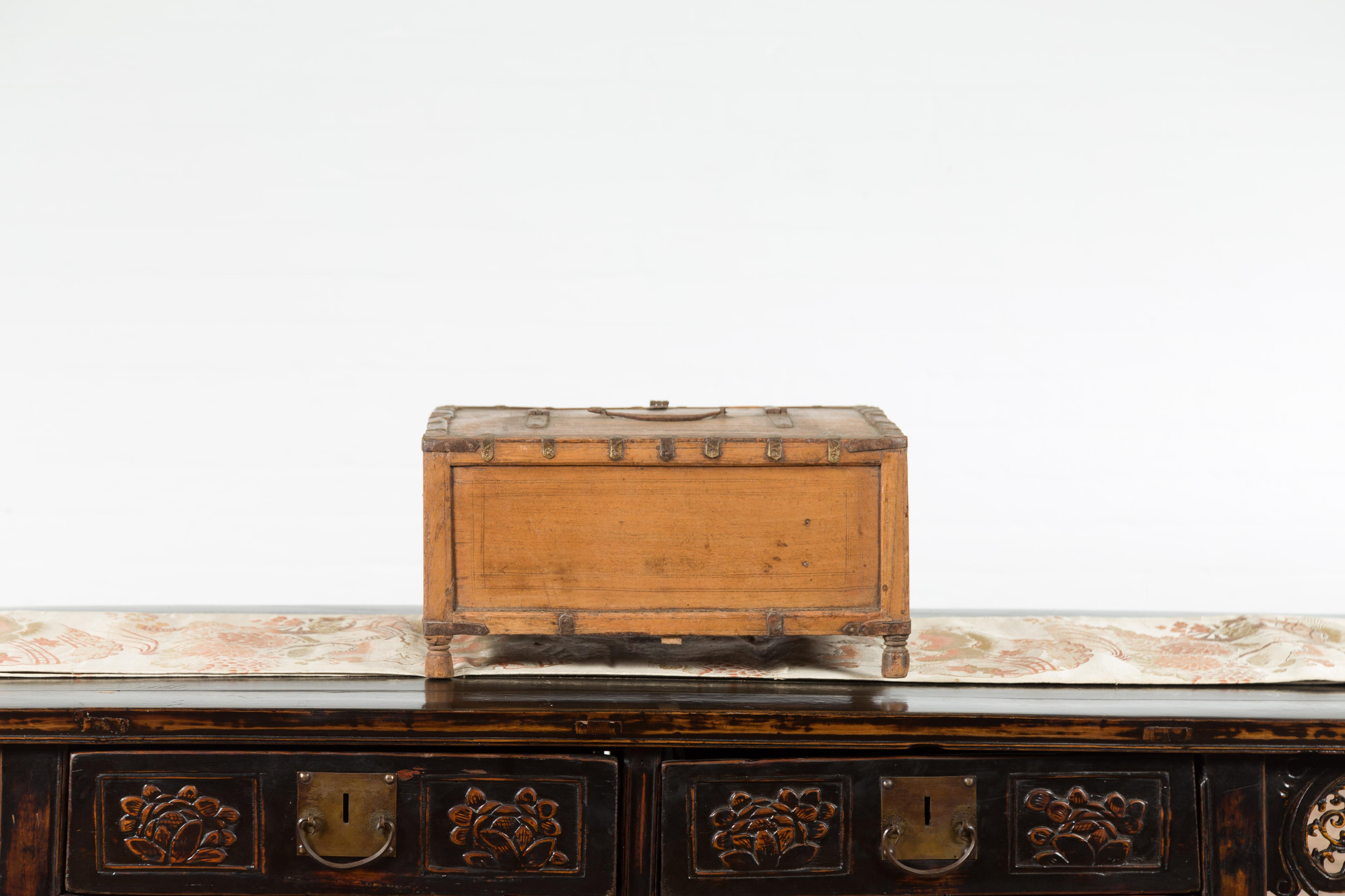 Boîte indienne rustique en bois du 19ème siècle avec détails en fer et cercles concentriques en vente 3
