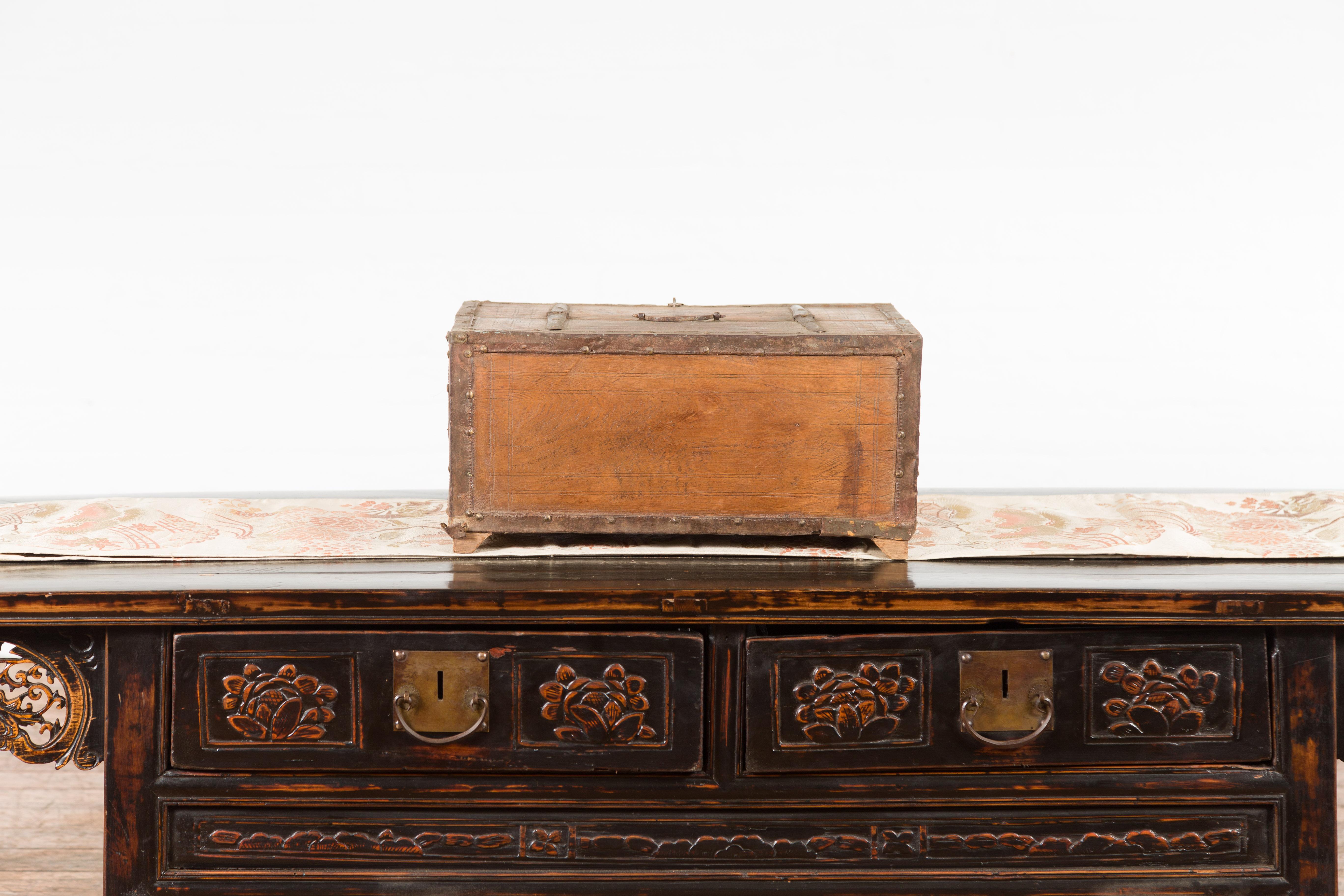Boîte indienne rustique en bois du 19ème siècle avec détails en fer et motifs incisés en vente 4