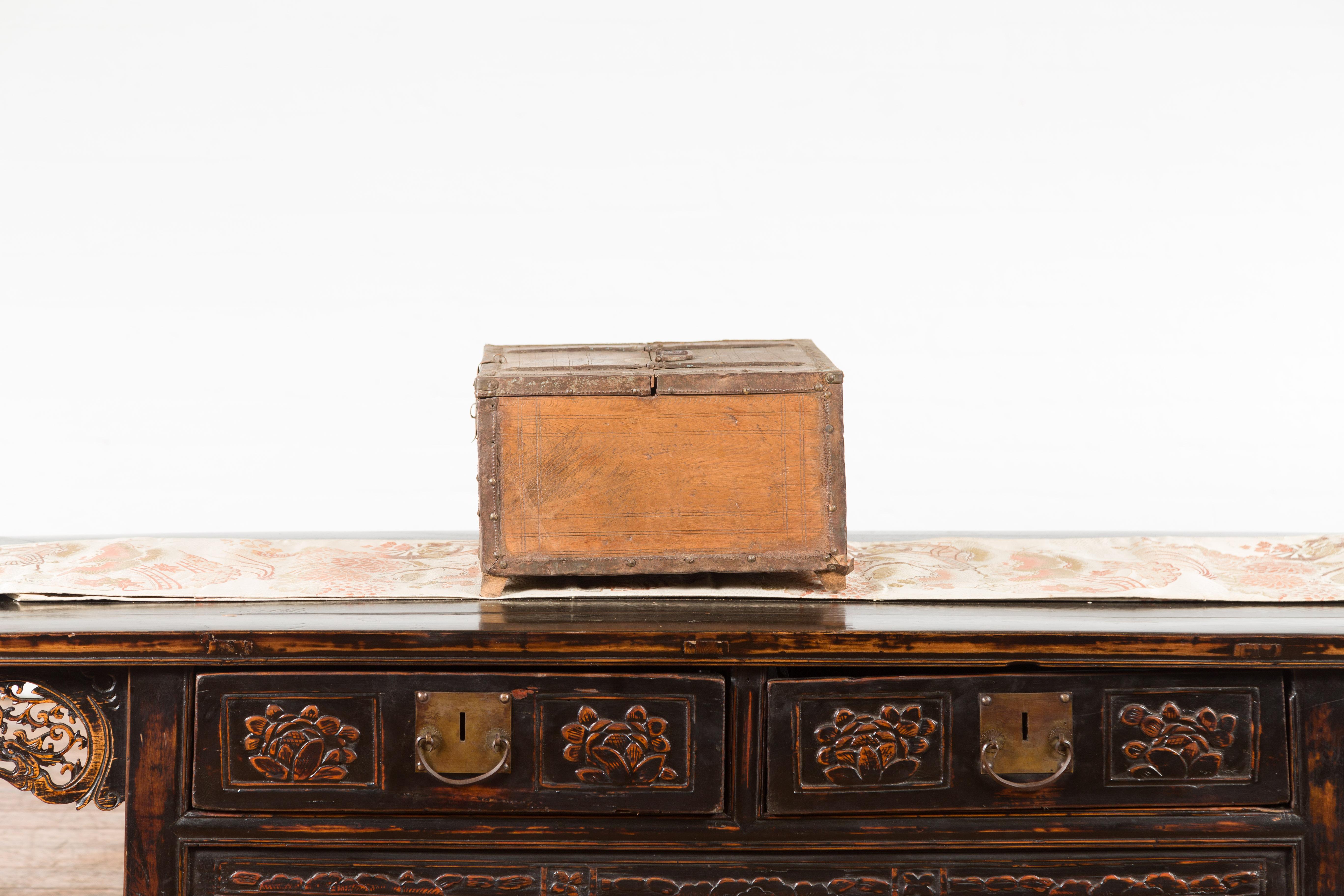 Boîte indienne rustique en bois du 19ème siècle avec détails en fer et motifs incisés en vente 5