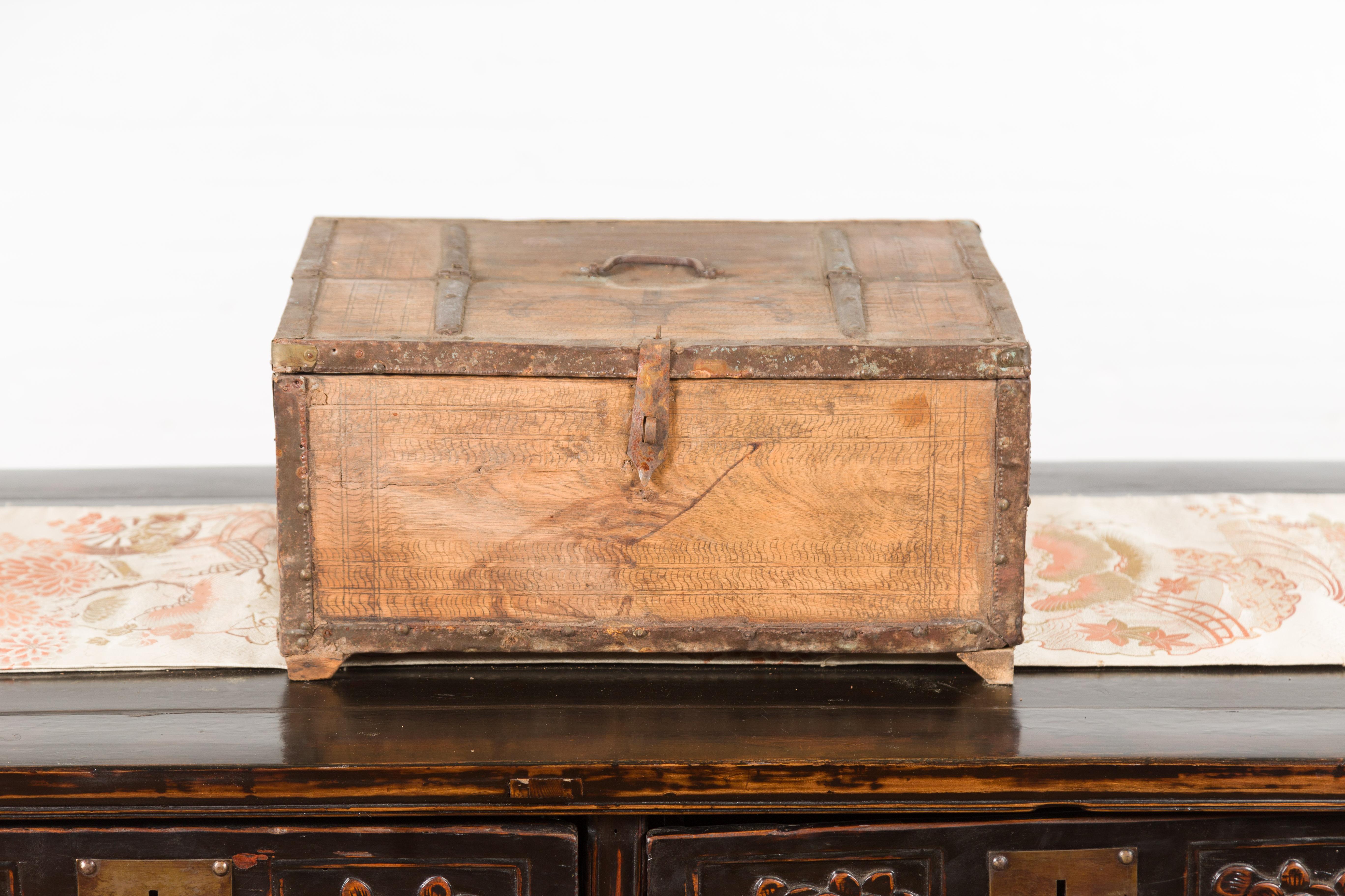 Rustique Boîte indienne rustique en bois du 19ème siècle avec détails en fer et motifs incisés en vente