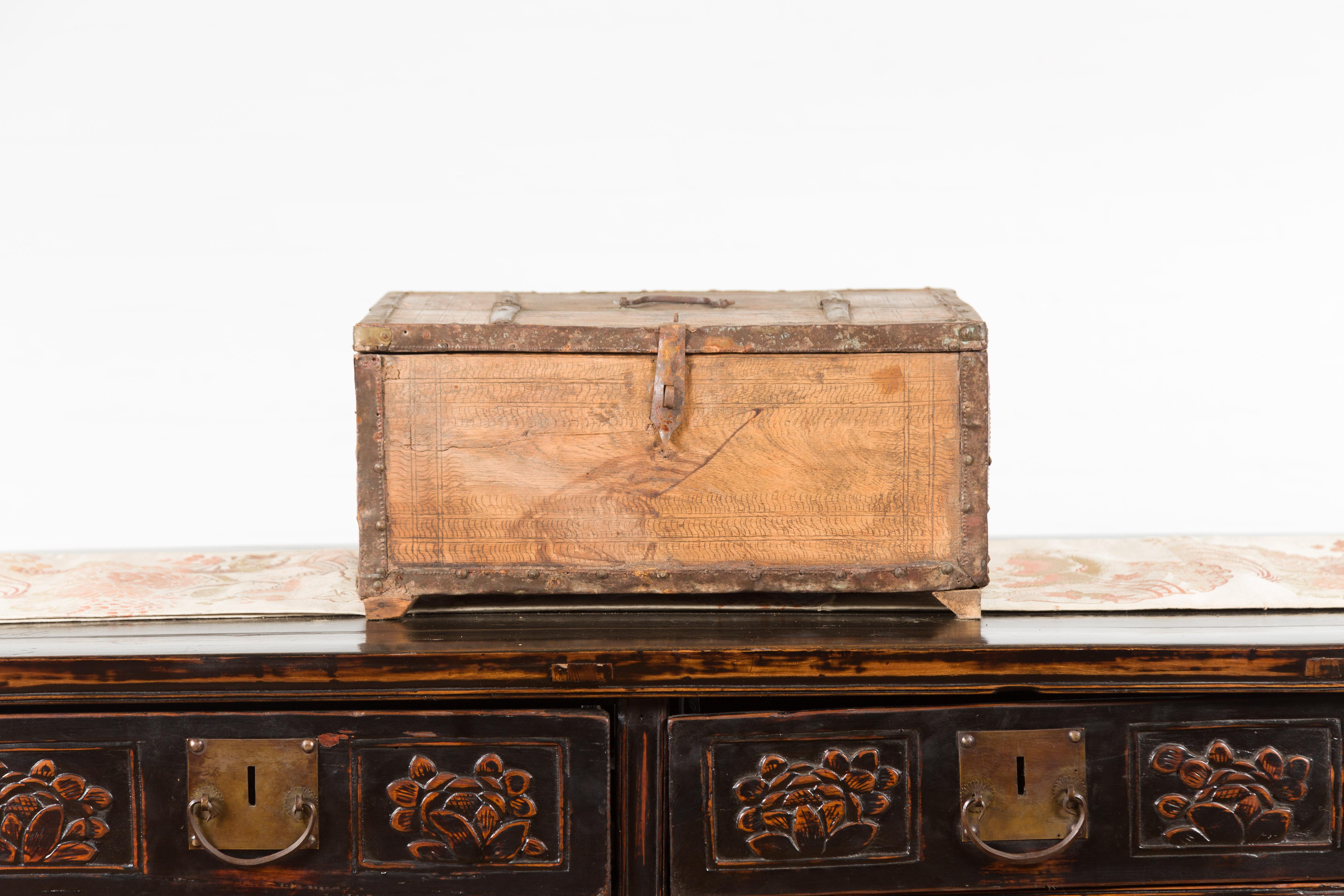 Indien Boîte indienne rustique en bois du 19ème siècle avec détails en fer et motifs incisés en vente