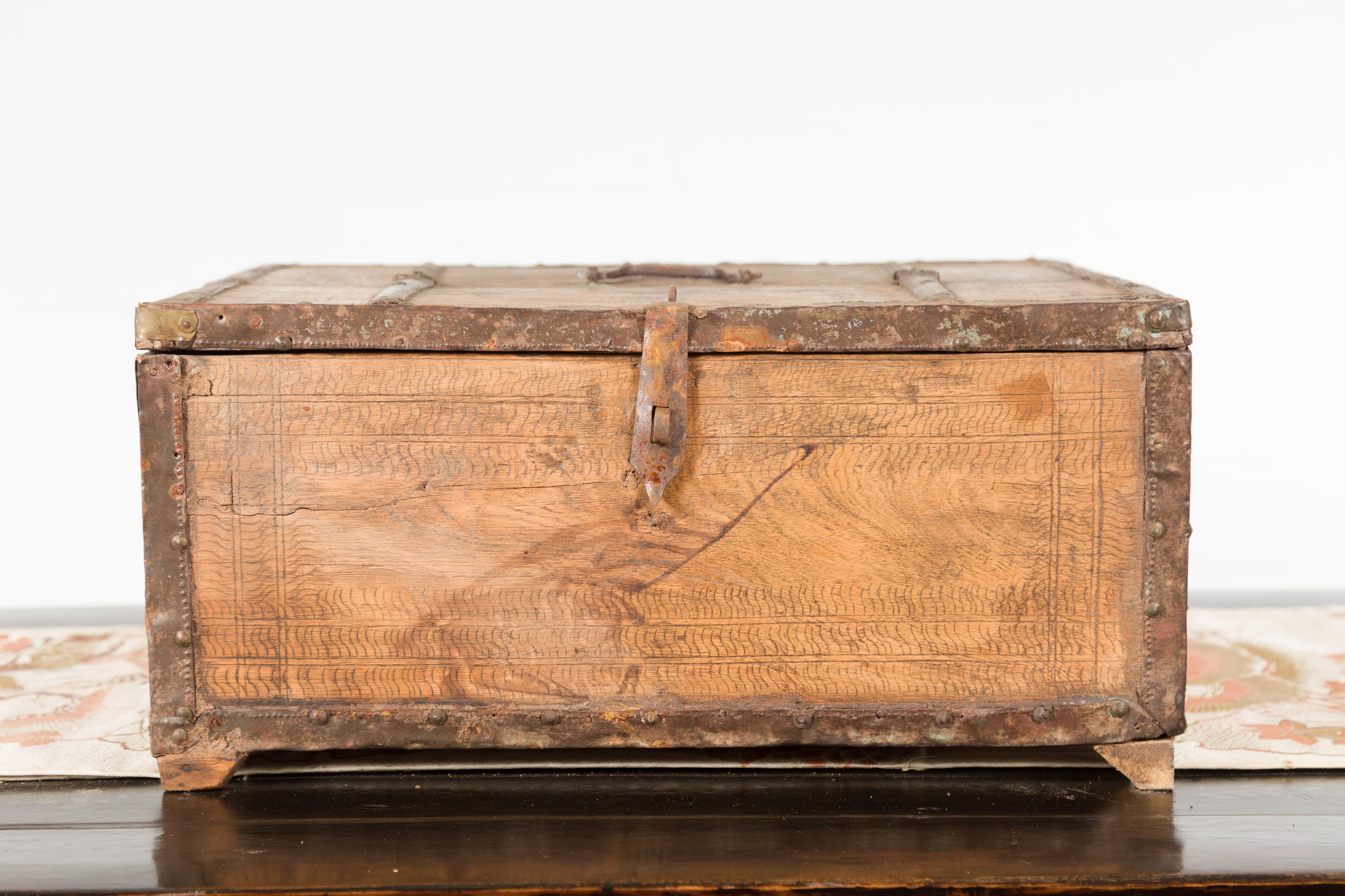 Boîte indienne rustique en bois du 19ème siècle avec détails en fer et motifs incisés Bon état - En vente à Yonkers, NY