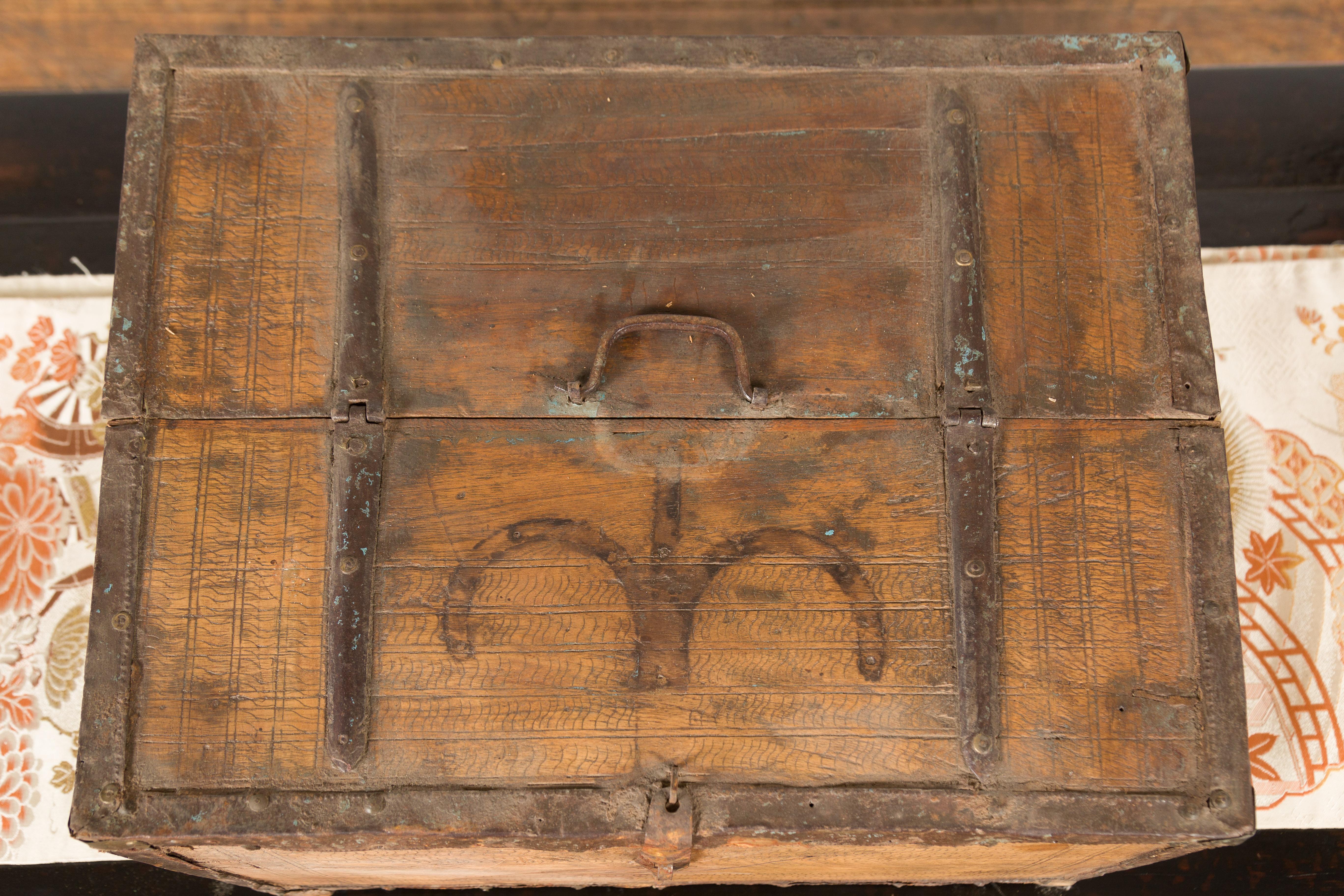 Fer Boîte indienne rustique en bois du 19ème siècle avec détails en fer et motifs incisés en vente