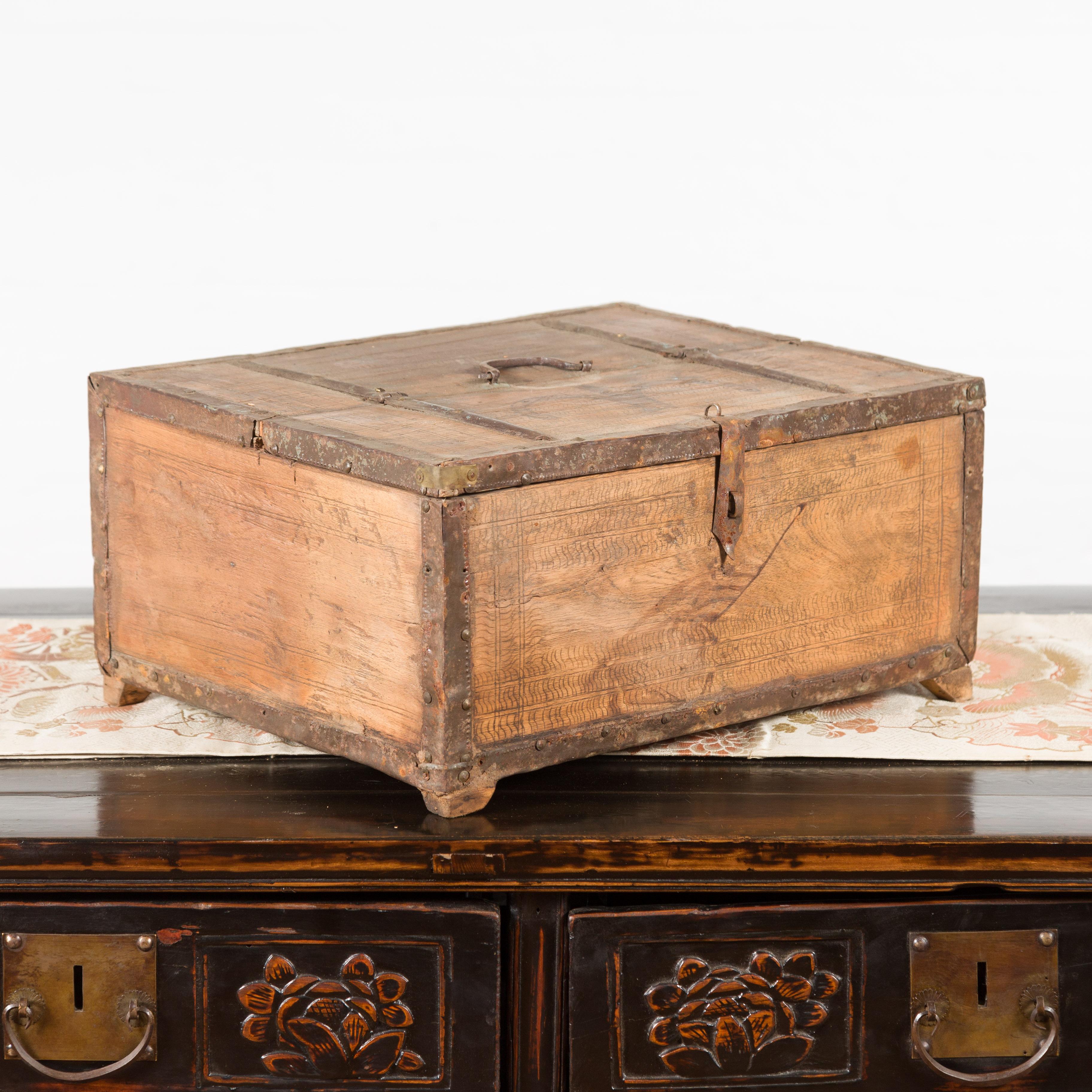 Boîte indienne rustique en bois du 19ème siècle avec détails en fer et motifs incisés en vente 2
