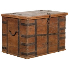 Rustikale indische Holztruhe aus dem 19. Jahrhundert mit Eisenbeschlägen und verwitterter Patina