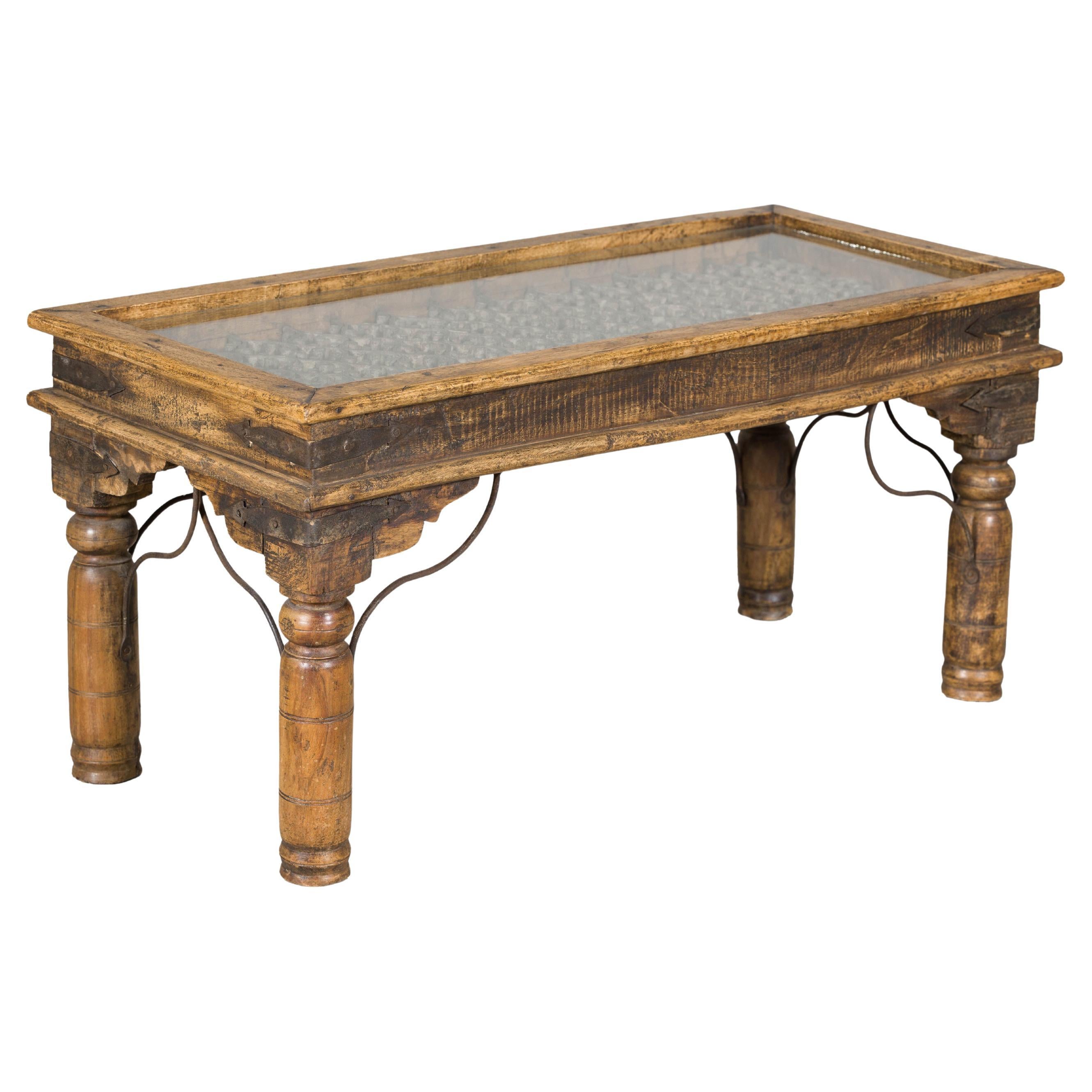 Rustikaler indischer Couchtisch mit antiker Eisenarbeit und maßgefertigtem Glas – Vintage