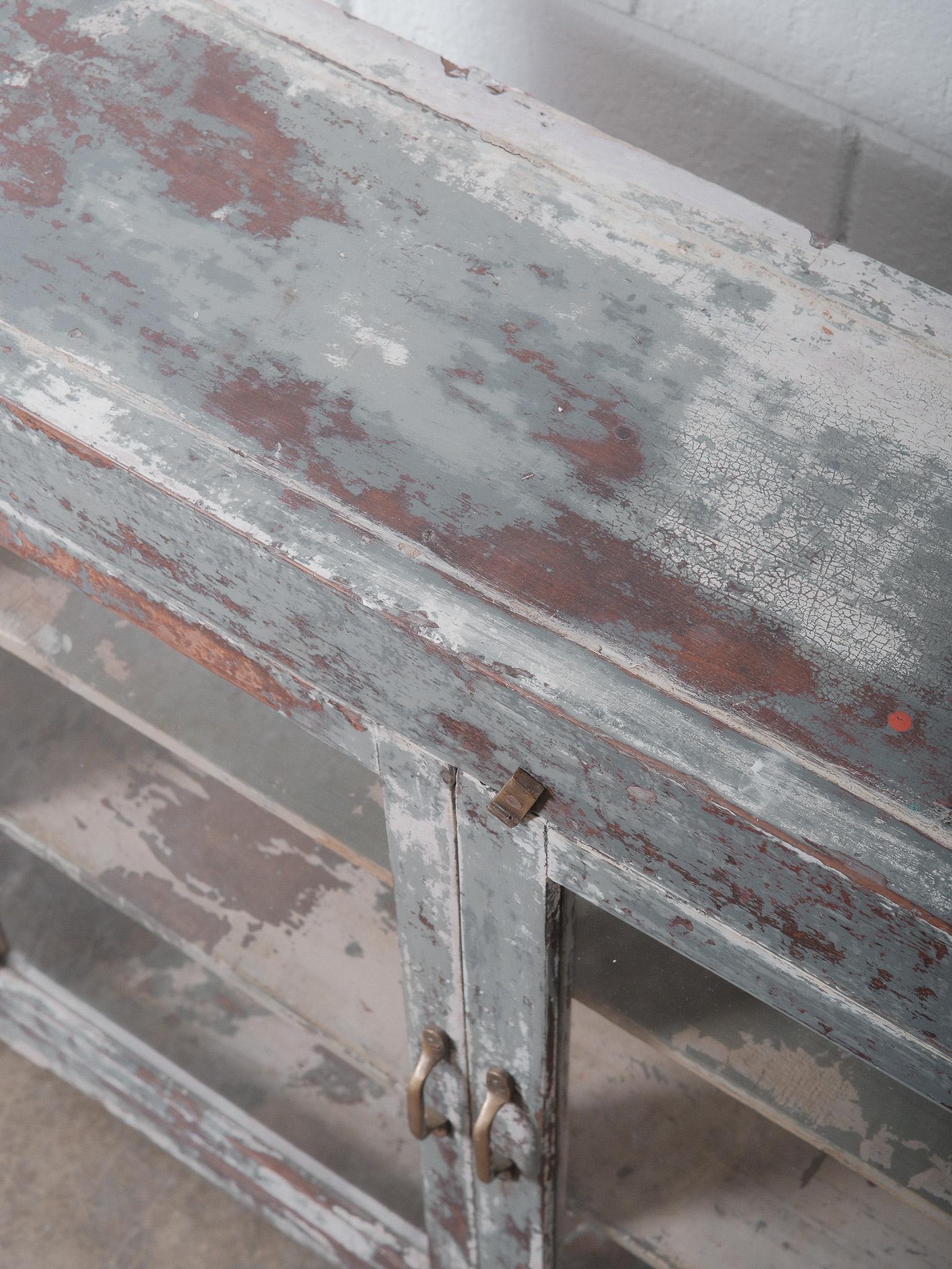 Armadio indiano rustico con ante in vetro e verniciatura degradata in vendita 2