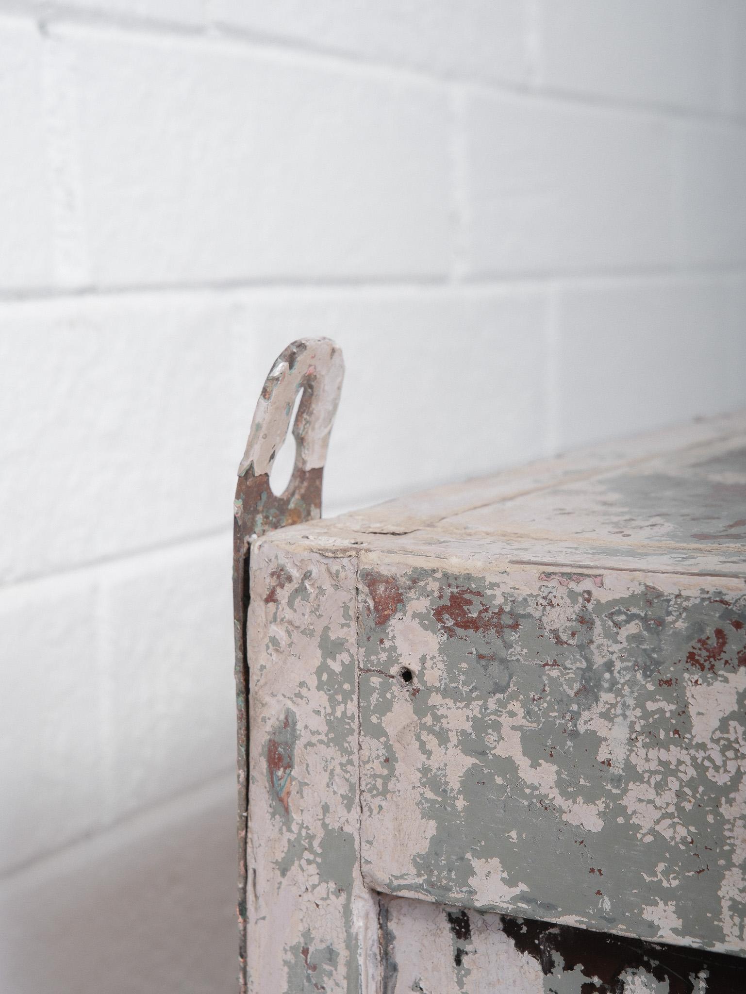 Armadio indiano rustico con ante in vetro e verniciatura degradata in vendita 5